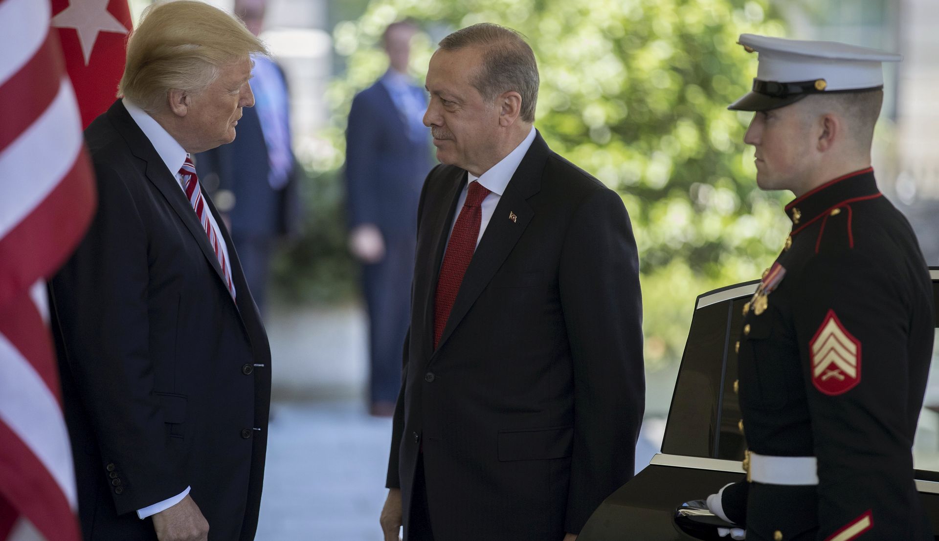 epa05968114 US President Donald J. Trump (L) greets Turkish President Recep Tayyip Erdogan (C) at the West Wing of the White House in Washington, DC, USA, 16 May 2017. Trump and Erdogan face the issue of working out cooperation in the fight against terrorism as Turkey objects to the US arming of Kurdish forces in Syria.  EPA/SHAWN THEW