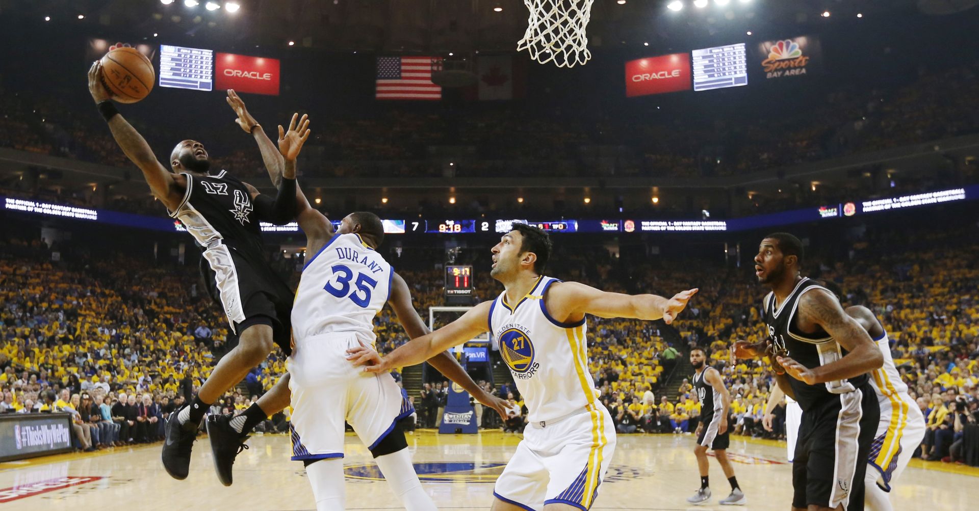 epa05968676 San Antonio Spurs guard Jonathon Simmons (L) goes to the basket as Golden State Warriors forward Kevin Durant (2-L) and Golden State Warriors center Zaza Pachulia of the Republic of Georgia (C) defends during the NBA Western Conference Finals basketball game two between the San Antonio Spurs and the Golden State Warriors at Oracle Arena in Oakland, California, USA, 16 May 2017.  EPA/MONICA M. DAVEY / EUROPEAN PRESS