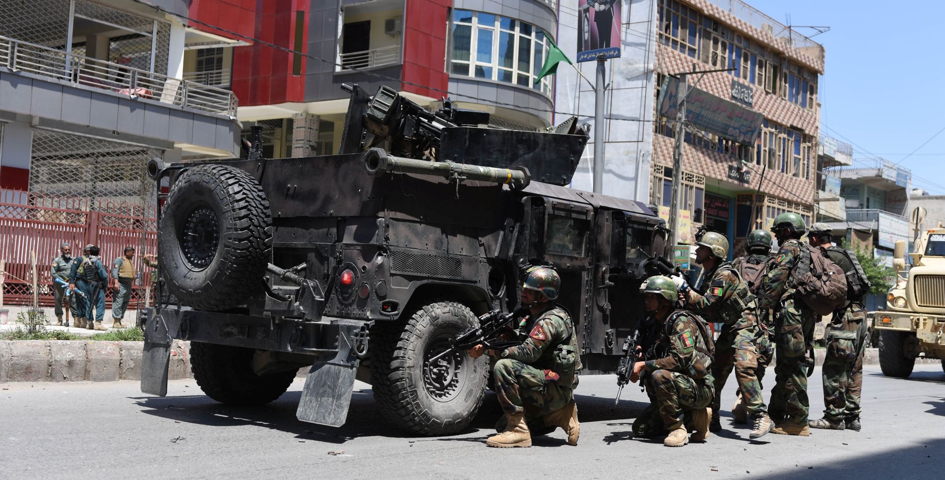 epa05969645 Afghan Army soldiers take up position during an operation after several armed militants attacked a state-run TV station in Jalalabad, Afghanistan, 17 May 2017. According to reports several suspected militants attacked the state run Radio Television Afghanistan (RTA). The battle is reportedly ongoing with Afghan security forces responding on the ground.  EPA/GHULAMULLAH HABIBI