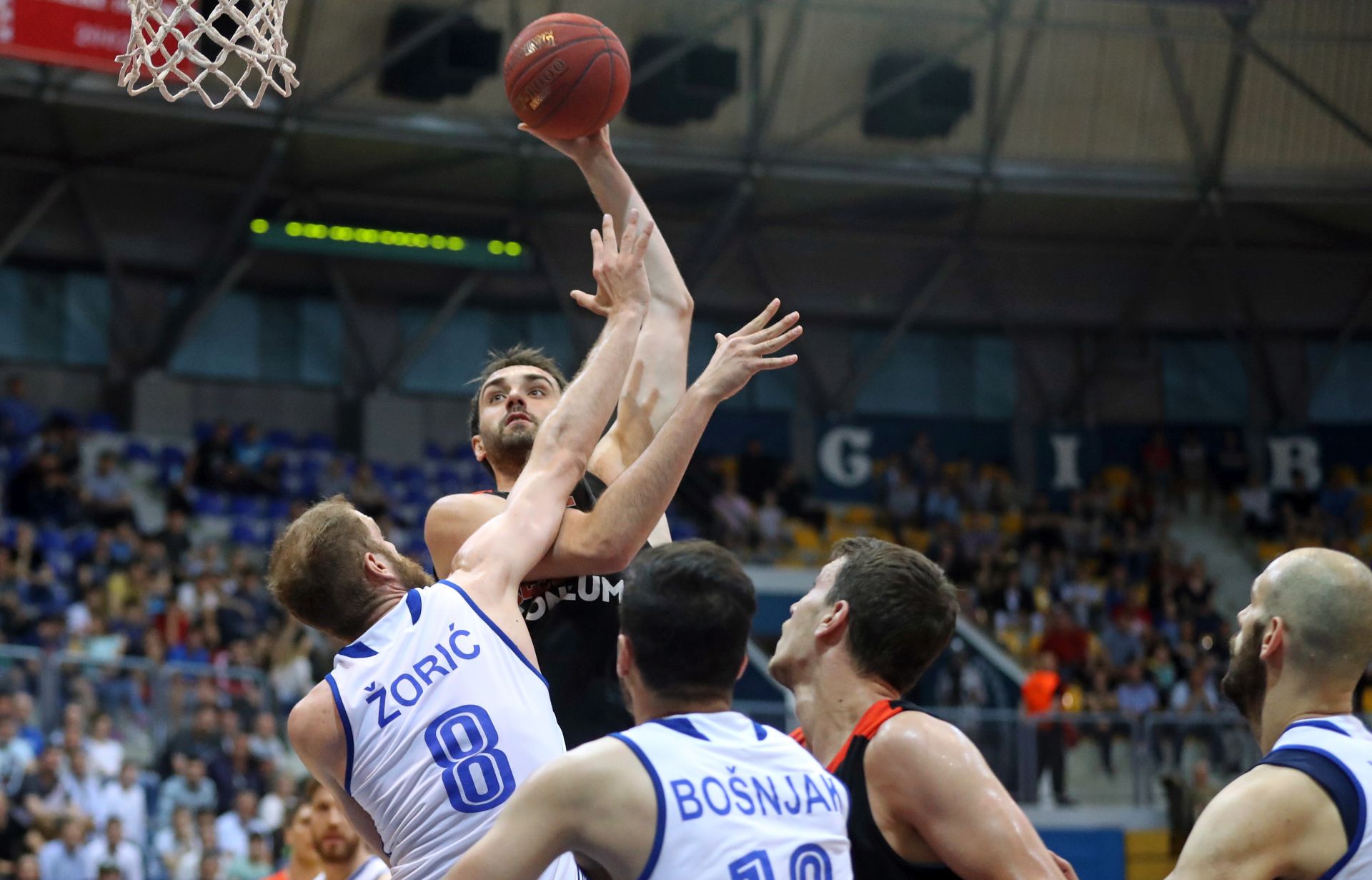 Zagreb, 17.05.2017 - Prva finalna utakmica za naslov koarkakog prvaka Hrvatske Cibona - Cedevita. Na slici Luka oriæ iz Cibone i Mirza Begiæ iz Cedevite.
foto HINA/ Damir SENÈAR /ds