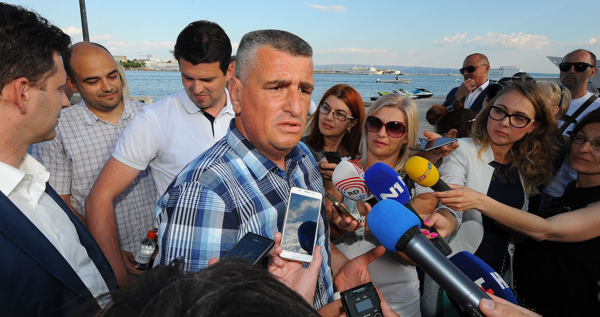 Split, 16.05.2017 - 
Završni skup Mosta nezavisnih lista Splita i splitsko-dalmatinske županije. Na fotografiji Božo Petrov, Ante Čikotić, Miro Bulj
. foto HINA / Mario STRMOTIĆ / ml