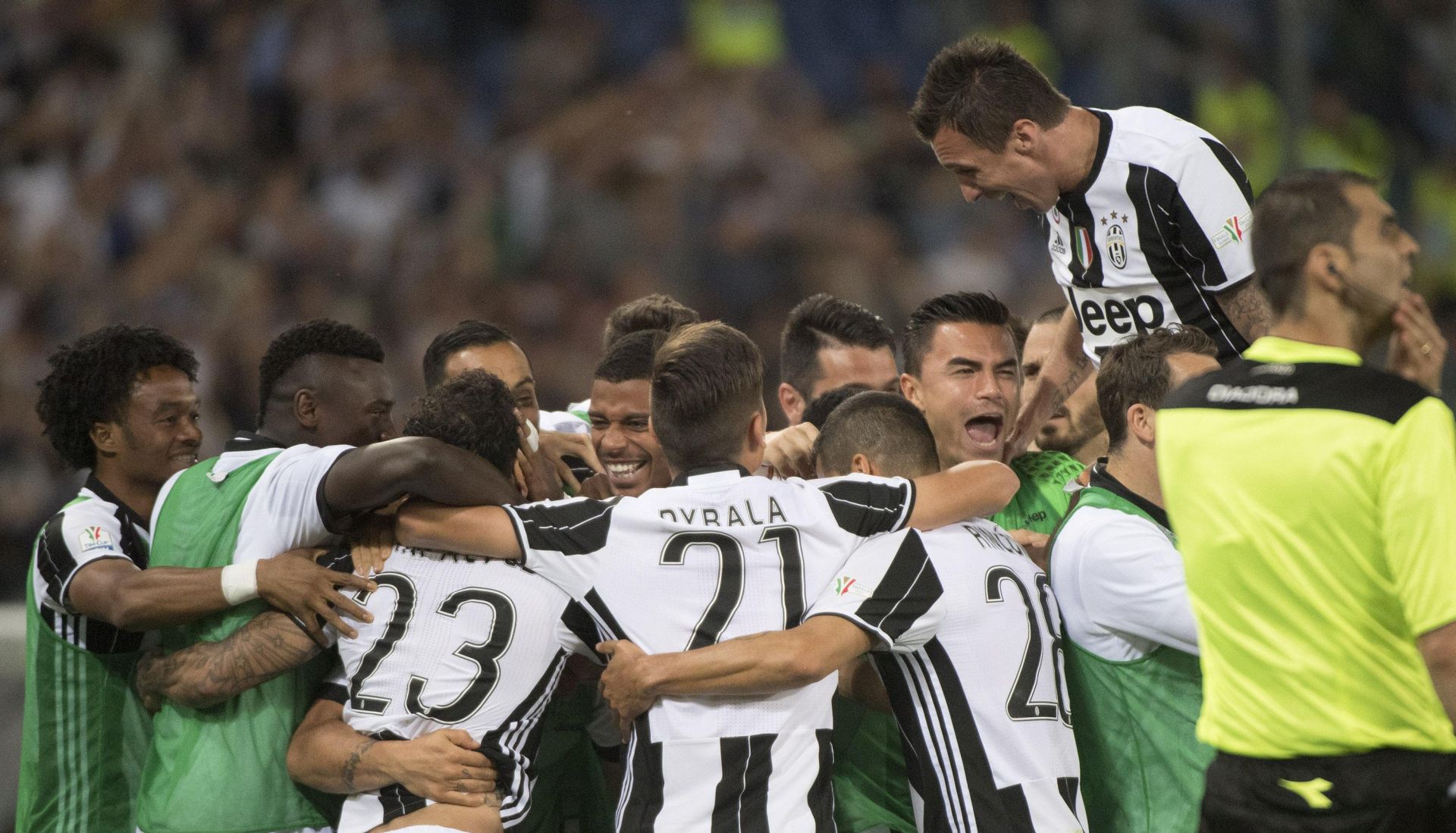 epa05970743 Juventus' players celebrate after their teammate Dani Alves scored the goal during the Italy Cup final soccer match Juventus FC vs SS Lazio at the Olimpico stadium in Rome, Italy, 17 May 2017.  EPA/CLAUDIO PERI