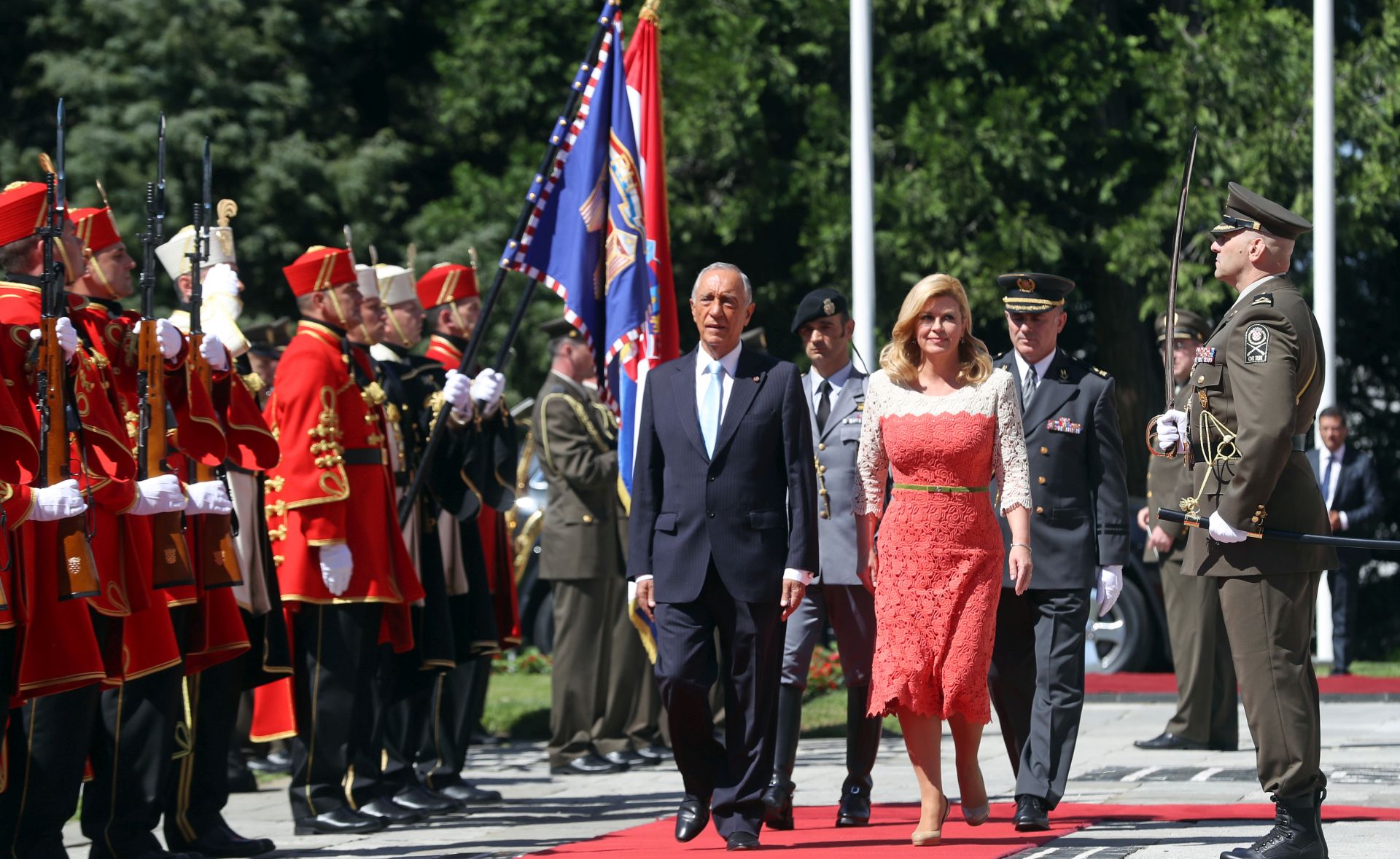 Zagreb, 18.05.2017 - Predsjednica Republike Hrvatske Kolinda Grabar-Kitaroviæ i portugalski predsjednik Marcelo Rebelo de Sousa tijekom sveèanog doèeka u Uredu Predsjednice. De Sousa je u slubenom posjetu Republici Hrvatskoj.
foto HINA/ Damir SENÈAR /ds