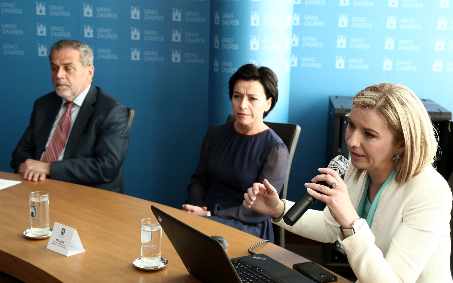 Zagreb, 17.5.2017 - Gradonačelnik Grada Zagreba Milan Bandić, sa suradnicima, održao je konferenciju za novinare na kojoj se govori o rezultatima javnog natječaja za financijsku potporu obrtnicima grada Zagreba, predstavljen je i novi Portal Zagrebcrafts - promidžba i povećanje konkurentnosti umjetničkih i tradicijskih obrta te aplikacija "Izi do potpora", koja na jednom mjestu donosi sve natječaje za bespovratna sredstva iz proračunskih i EU fondova uz jednostavno pretraživanje i izračun. Na slici Milan Bandić, Mirka Jozić, Tanja Kovačević.
foto HINA/ Tomislav PAVLEK /tp
