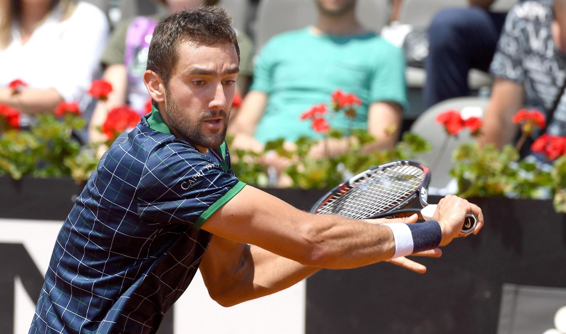 epa05972049 Croatia's Marin Cilic in action during his third round match against Belgium's David Goffin at the Italian Open tennis tournament in Rome, 18 May 2017.  EPA/CLAUDIO ONORATI