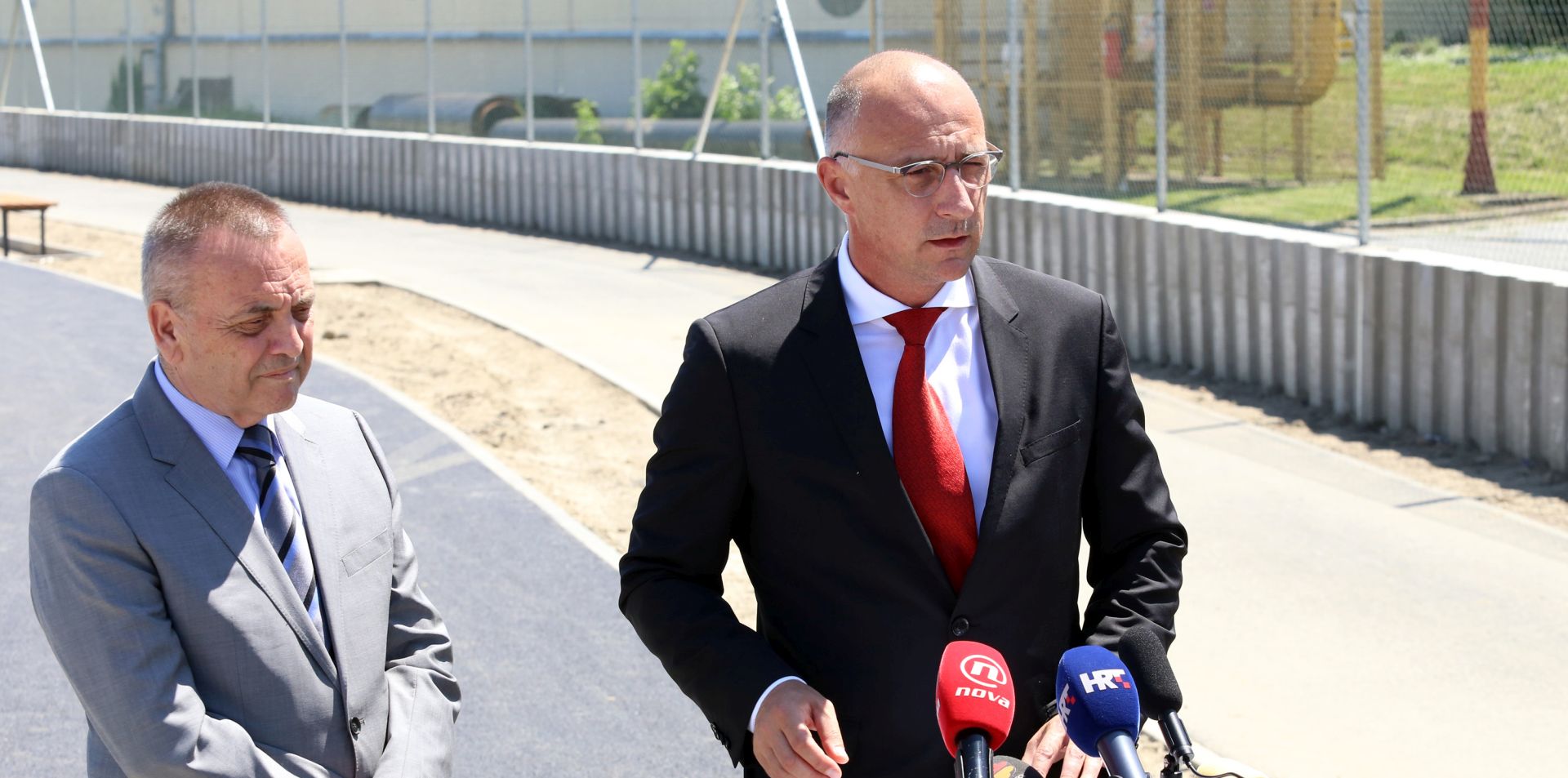 Osijek, 18.05.2017. - Ivan Vrdoljak kandidat za upana i Ivica Vrkiæ kandidat za jo jedan mandat za gradonaèelnika Osijeka.
foto HINA / ml