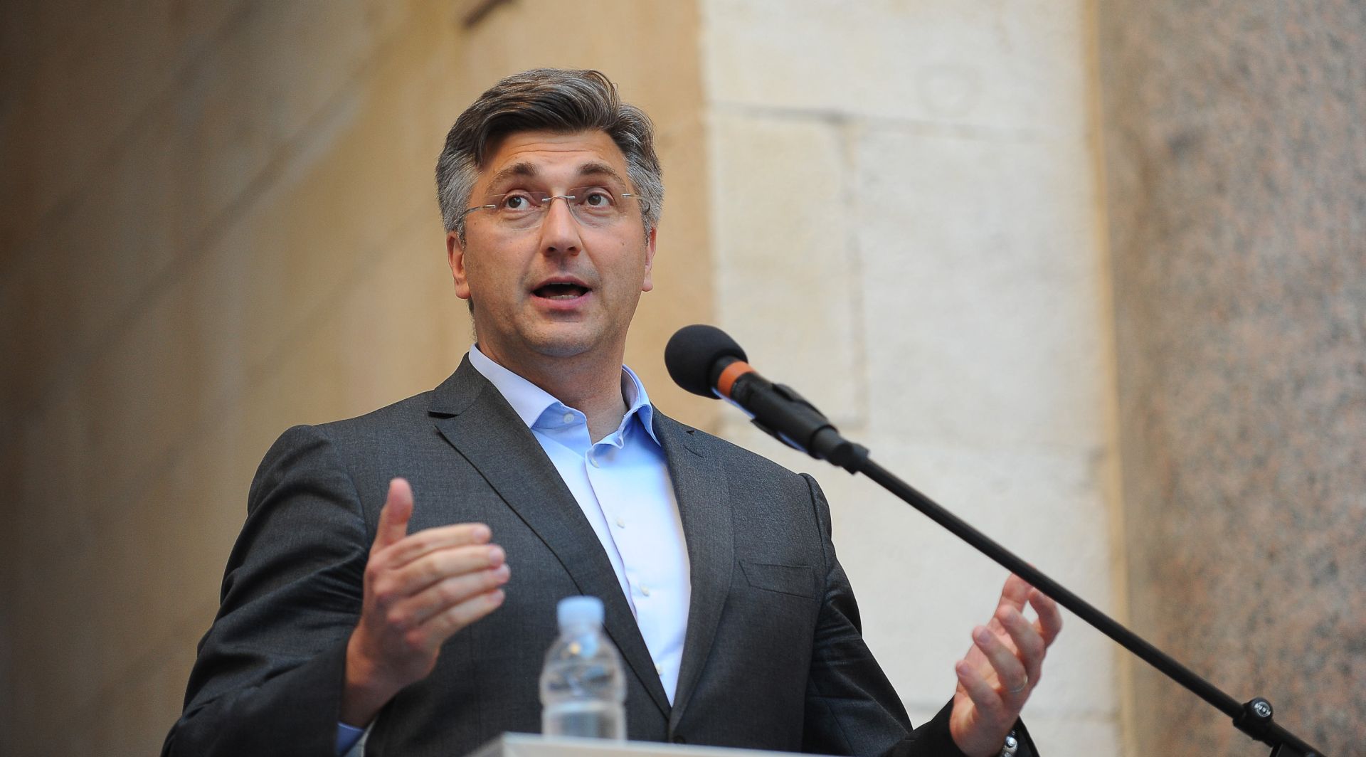 Split, 18.5.2017 - Završni predizborni skup HDZ-a za splitsko-dalmatinsku županiju i Grad split održan je na splitskom Peristilu. Na slici Andrej Plenković.
foto HINA/ Mario STRMOTIĆ/ ua