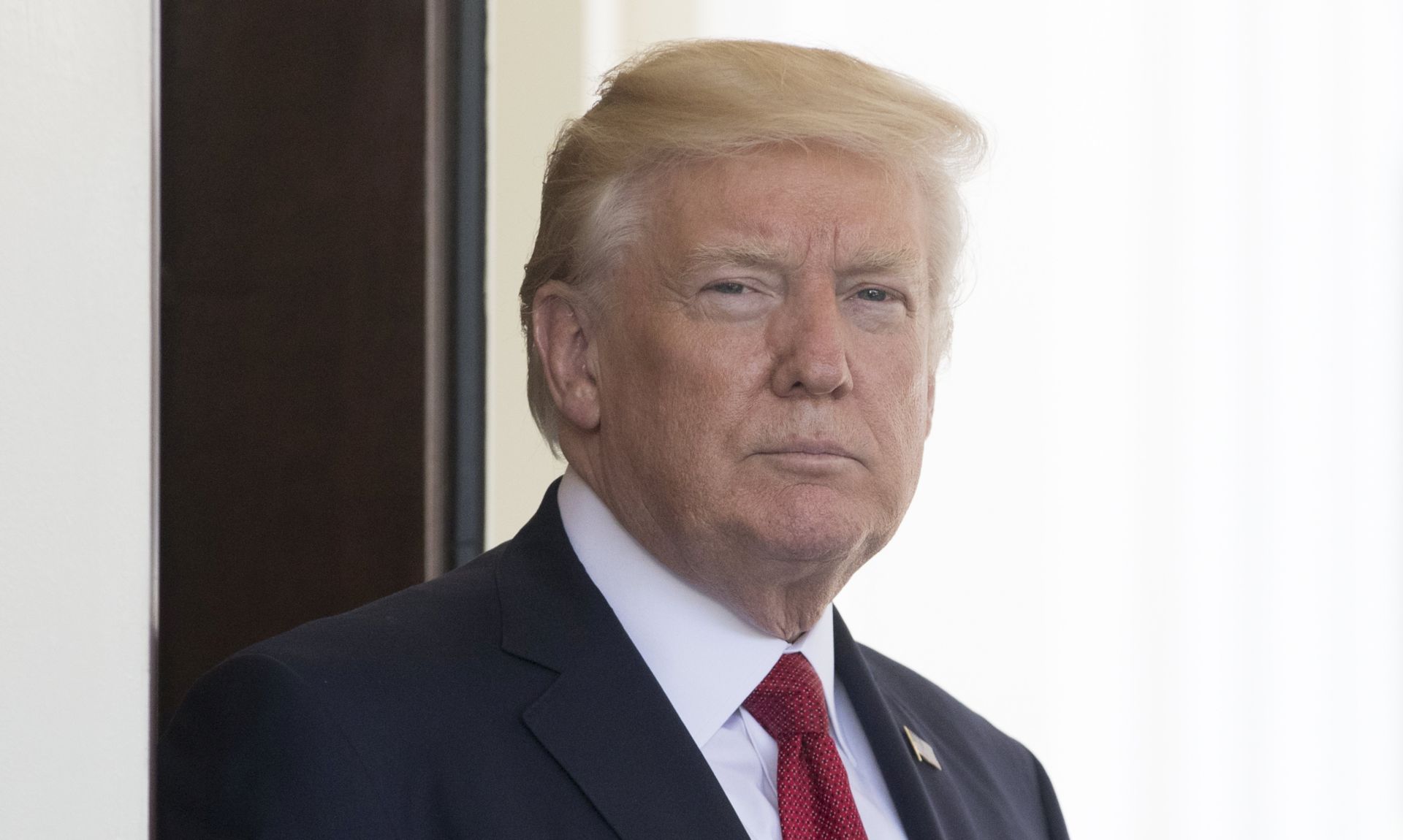 epa05973042 US President Donald J. Trump waits to greet President of Colombia Juan Manuel Santos (not pictured) at the West Wing of the White House before their bilateral meeting, in Washington, DC, USA, 18 May 2017. Santos visits the White House to discuss trade and security as Trump faces accusations of possibly obstructing justice and an investigation into his administration's ties with Russia.  EPA/MICHAEL REYNOLDS