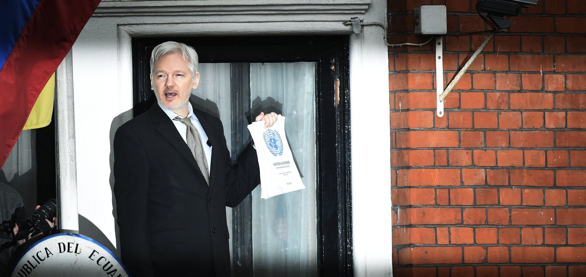 epa05973647 (FILE) - WikiLeaks founder Julian Assange speaks to the media from a balcony of the Ecuadorian Embassy in London, Britain, 05 February 2016 (reissued 19 May 2017). According to a statement by the Swedish prosecutor's office on 19 May 2017, Sweden has dropped a rape probe against WikiLeaks founder Assange.  EPA/FACUNDO ARRIZABALAGA