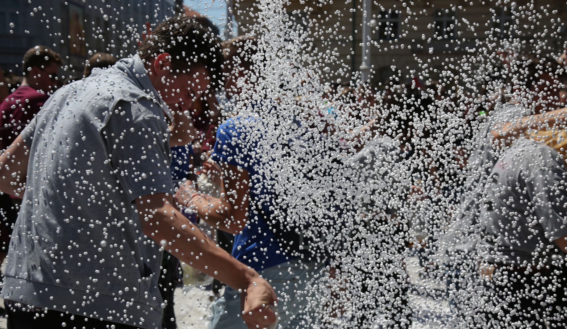 Zagreb, 19.05.2017. - Maturanti na Jelačićevom trgu prije polaska na Bundek. foto HINA/ Zvonimir KUHTIĆ/ zk