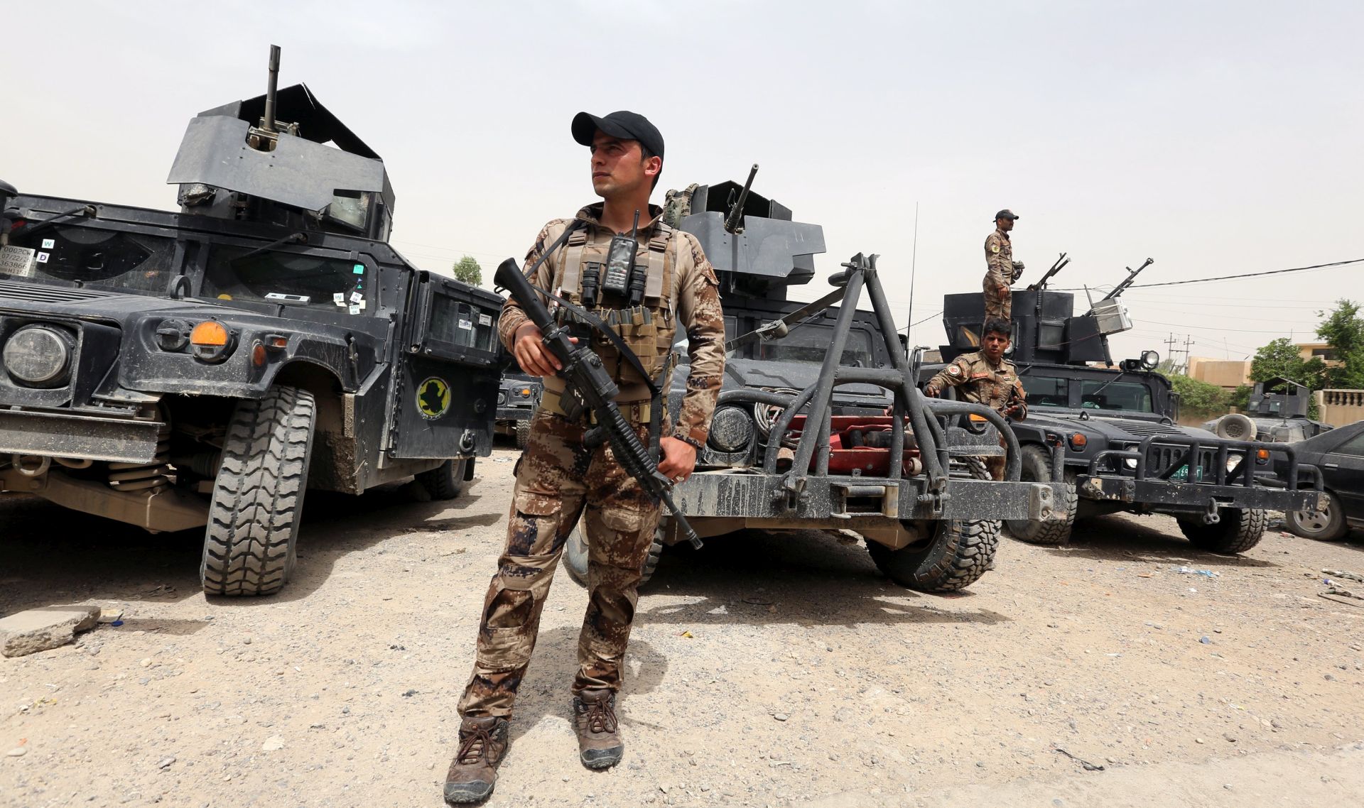 epa05975090 Members of the Iraqi Special Operations Forces take up position at al-Shuhada district in western Mosul, Iraq, 19 May 2017. Nearly 90 percent of west Mosul has been recaptured by Iraqi forces, and the Islamic State group in the city are on the brink of total defeat, Brigadier General Yahya Rasool, spokesman for Iraq's Joint Operations Command said. Iraqi forces launched the massive operation to retake Mosul from IS nearly seven months ago, the fighting forced around 560 thousands of people to flee from the city.  EPA/AHMED JALIL