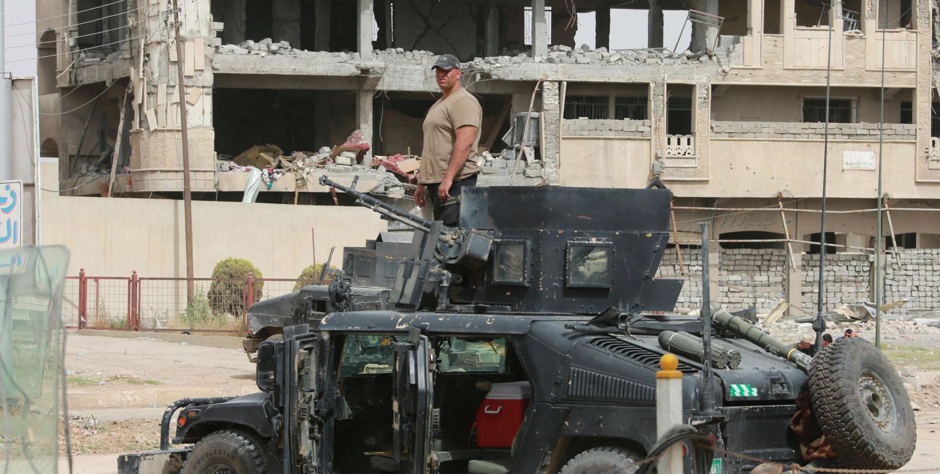 epa05975088 Members of the Iraqi Special Operations Forces take up position at al-Shuhada district, western Mosul, Iraq, 19 May 2017. Nearly 90 percent of west Mosul has been recaptured by Iraqi forces, and the Islamic State group in the city are on the brink of total defeat, Brigadier General Yahya Rasool, spokesman for Iraq's Joint Operations Command said. Iraqi forces launched the massive operation to retake Mosul from IS nearly seven months ago, the fighting forced around 560 thousands of people to flee from the city.  EPA/AHMED JALIL