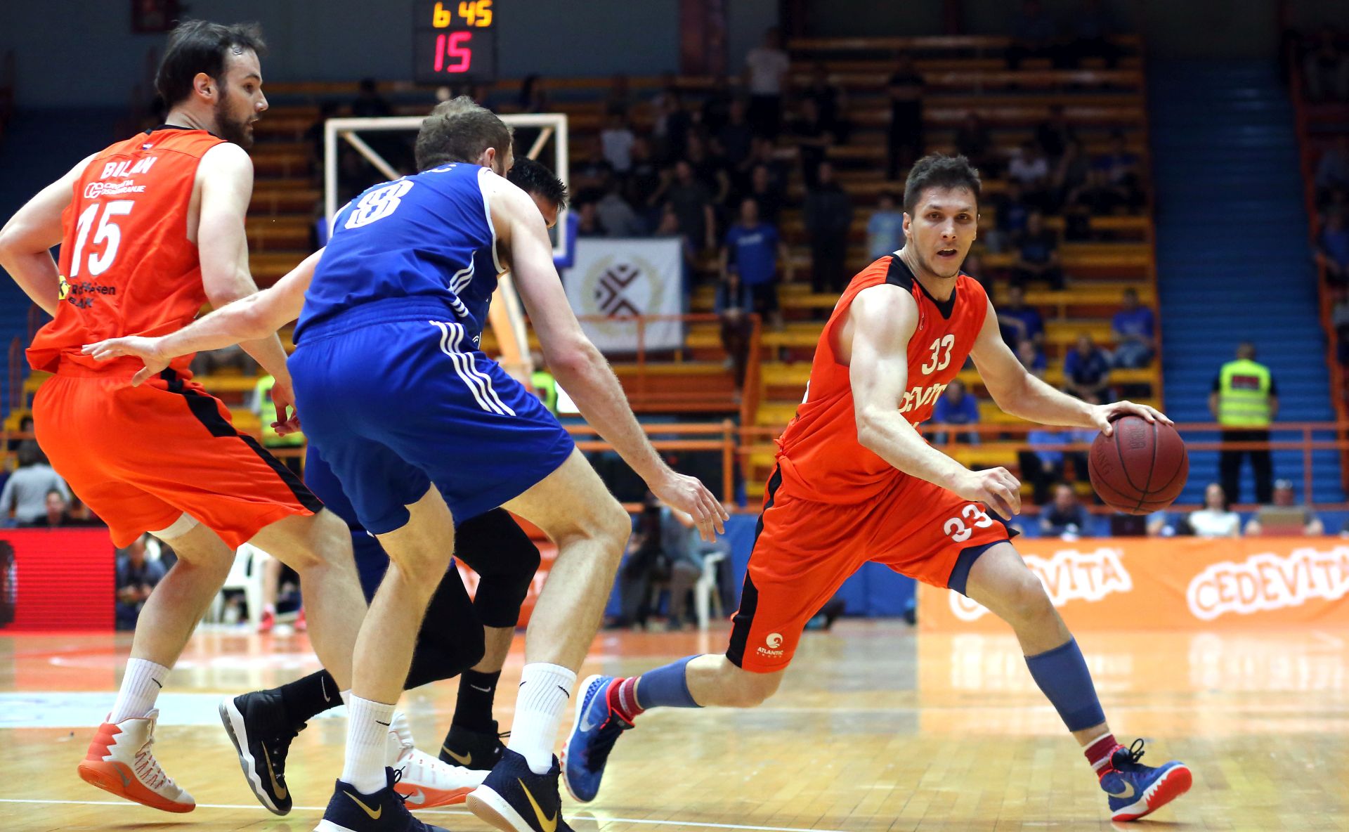 Zagreb, 20.05.2017 - Druga finalna utakmica za naslov koarkakog prvaka Hrvatske Cedevita - Cibona. Na fotografiji Marko Tomas (D).
foto HINA / Denis CERIÆ /dc