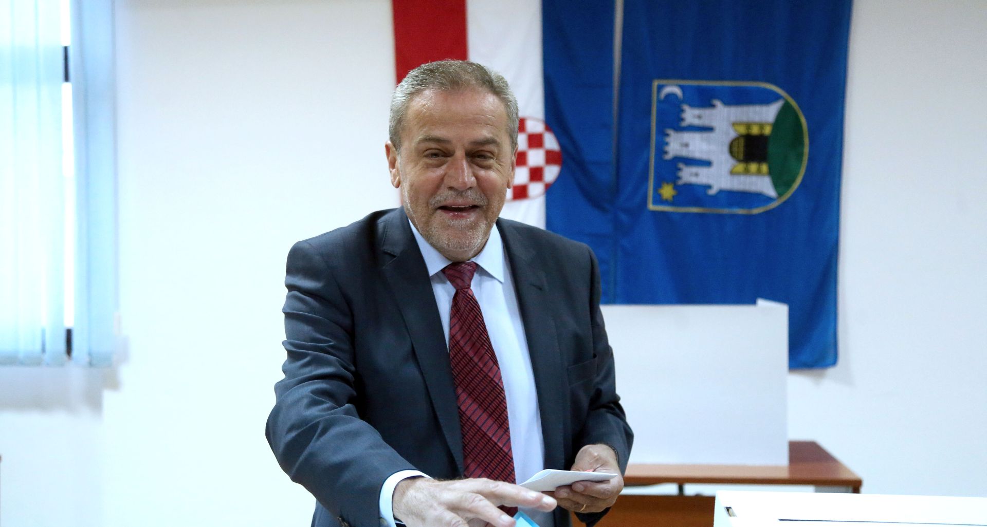 Zagreb, 21.05.2017 - Aktualni zagrebaèki gradonaèelnik i kandidat Stranke rada i solidarnosti Milan Bandiæ glasovao je na biraèkom mjestu u Njegoevoj ulici 10.
foto HINA / Denis CERIÆ /dc