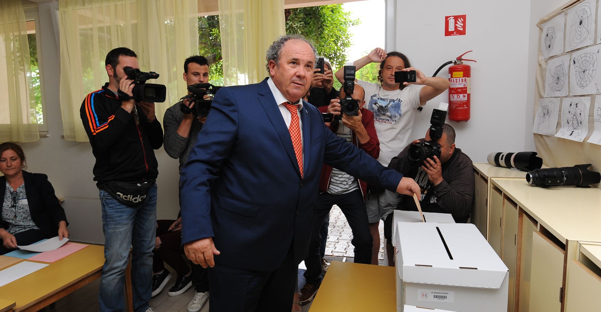 Split, 21.05.2017. - Željko Kerum glasuje sa suprugom i djecom u Splitu.
foto HINA/ Mario STRMOTIĆ/ es