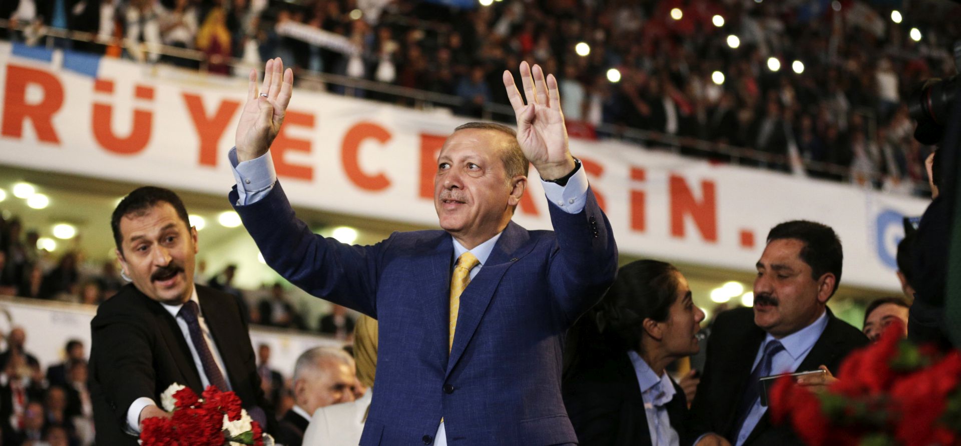 epa05978213 Turkish President Recep Tayyip Erdogan (C) greets supporters of the ruling Justice and Development Party (AKP), during an extraordinary congress, in Ankara, Turkey, 21 May 2017. AKP held an extraordinary congress on 21 May where President Recep Tayyip Erdogan is expected to regain his party leadership and announce the party's new action plan for the 2019 elections, according to local media.  EPA/BURHAN OZBILICI / POOL