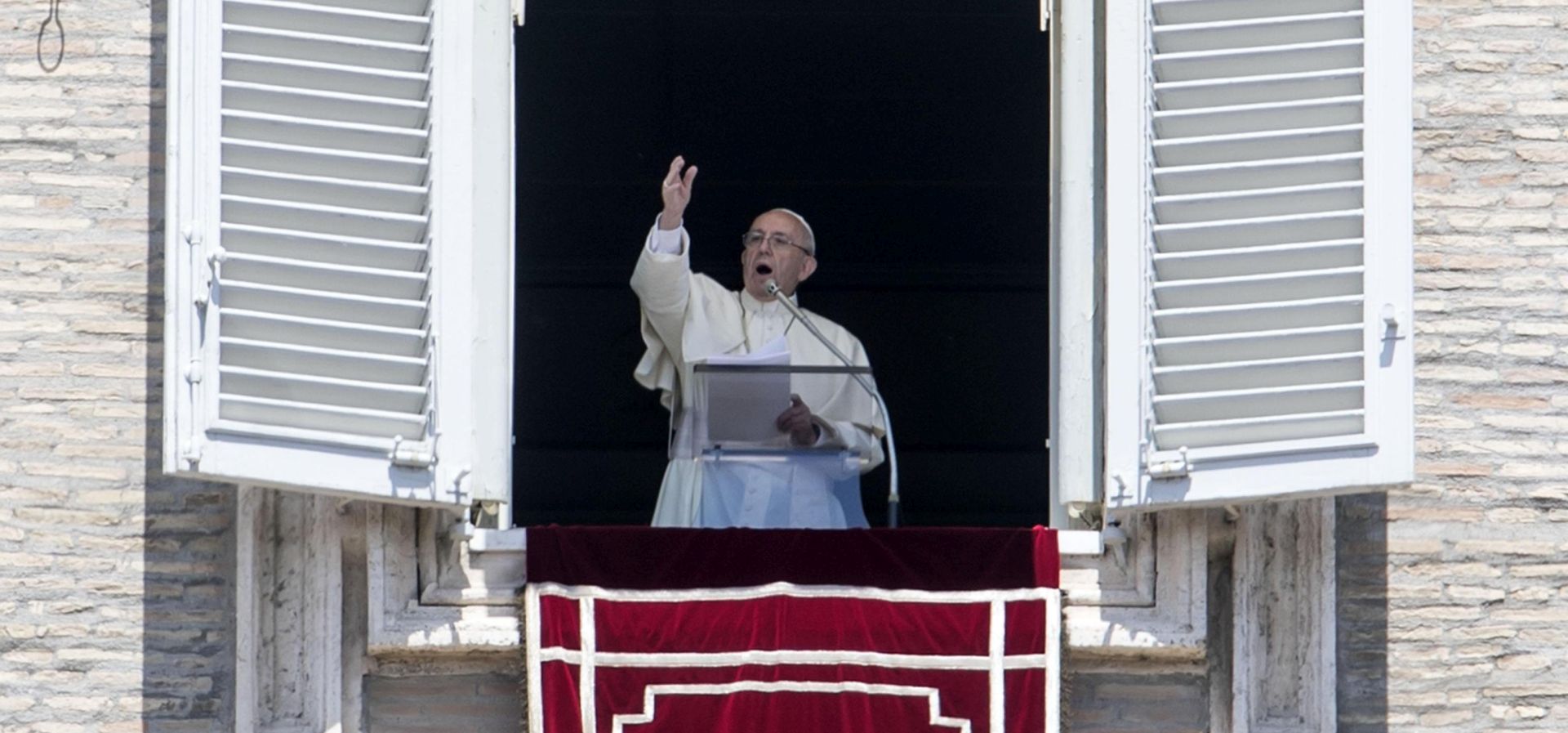 epa05978391 Pope Francis leads the Regina Caeli prayer from the window of his office in Saint Peter's Square, Vatican City, 21 May 2017.  EPA/MASSIMO PERCOSSI