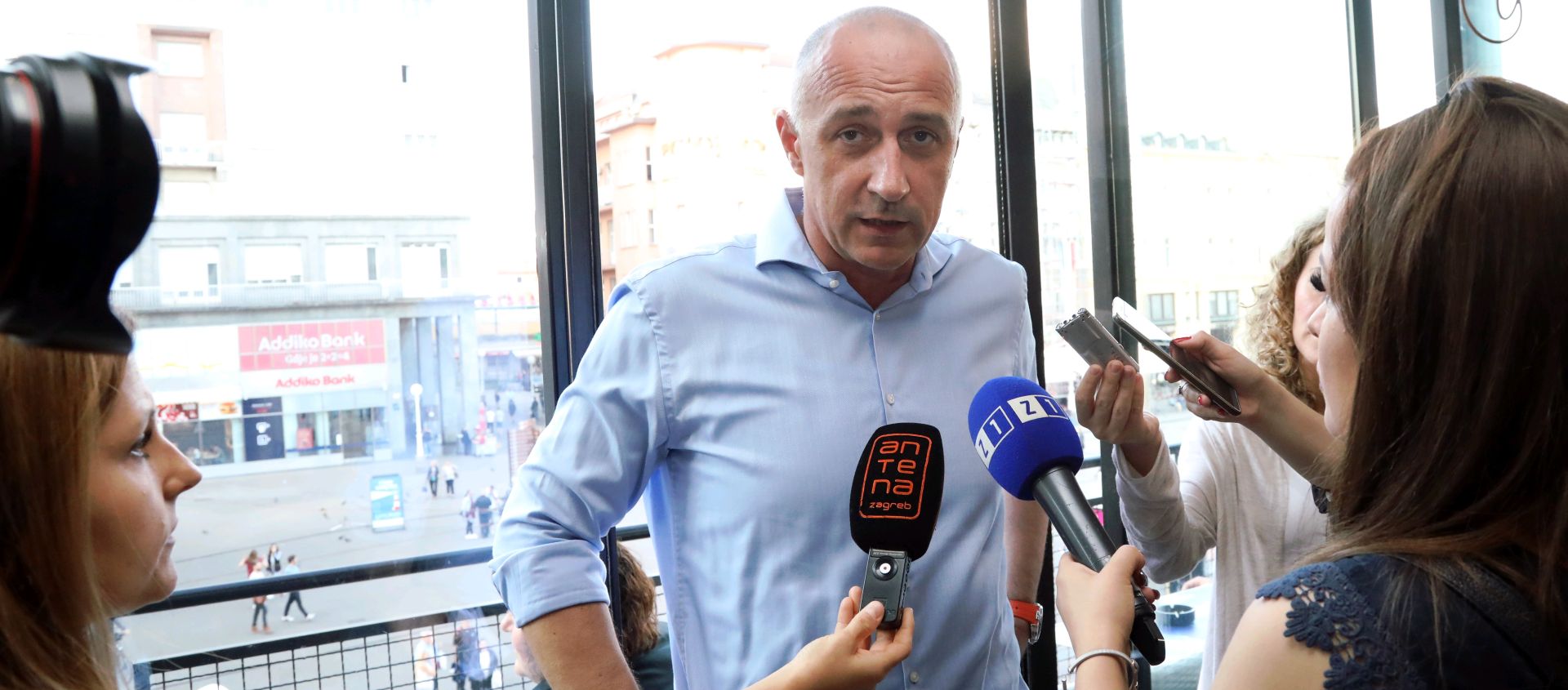 Zagreb, 21.05.2017. - Doèek rezultata lokalnih izbora u stoeru kandidatkinje koalicije SDP-HNS-HSS-HSU-Naprijed Hrvatska-SU za gradonaèelnicu Zagreba Anke Mrak Tarita u Gajevoj ulici. Na fotografiji Ivan Vrdoljak. foto HINA/ Lana SLIVAR DOMINIÆ/ lsd