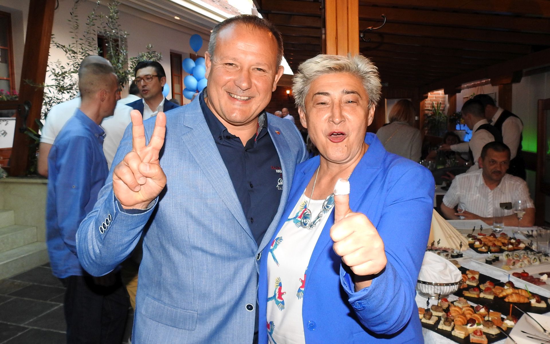 Varadin, 21.5.2017 - Kandidat HDZ-a a gradonaèelnika Varadina Damir Habijan i kandidat te stranke za upana Alen Runac (L) pratili su rezultate lokalnih izbora u u restoranu Palatin u Varadinu.
foto HNA/ Sinia KALAJDIJA/ ua