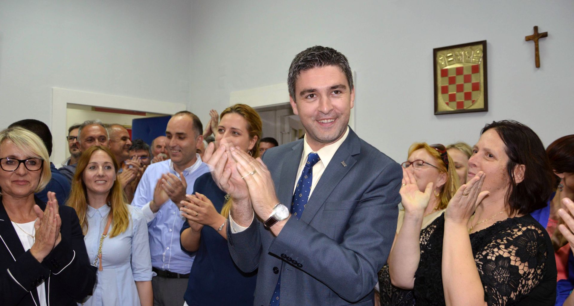 Dubrovnik, 21.5.2017 - Kandidat za gradonaèelnika Dubrovnika Mato Frankoviæ rekao je u nedjelju kako je nakon veæine prebrojanih glasova HDZ premoæni pobjednik izbora s vie od 3, a istaknuo je kako je uvjeren da æe do sljedeæeg vikenda imati vie od 15 ruku u Gradskom vijeæu Dubrovnika.
foto HINA/ Nika MILETIÆ/ ua