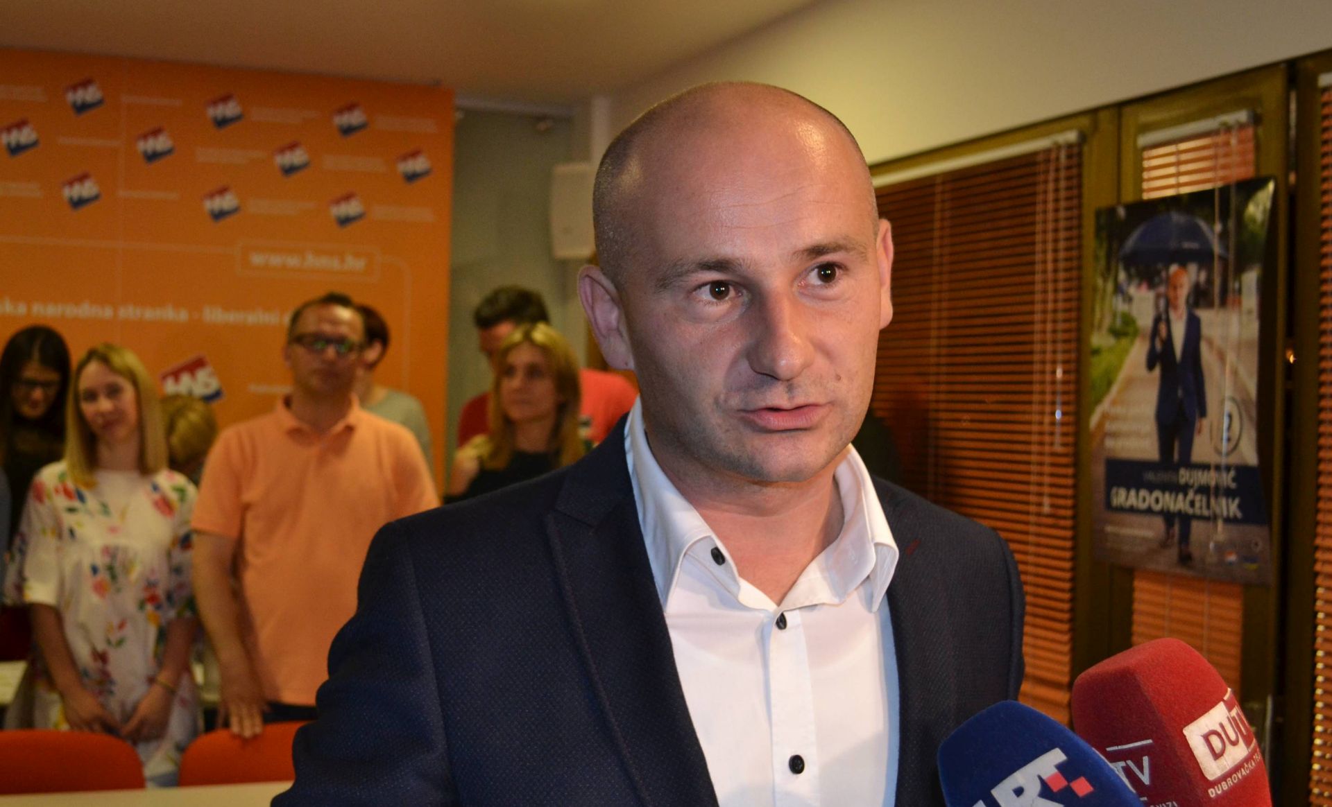 Dubrovnik, 21.5.2017 - Kandidat Hrvatske narodne stranke (HNS) za gradonaèelnika Dubrovnika Valentin Dujmoviæ u izbornom stoeru HNS-a u Dubrovniku.
foto HINA/ Nika MILETIÆ/ ua