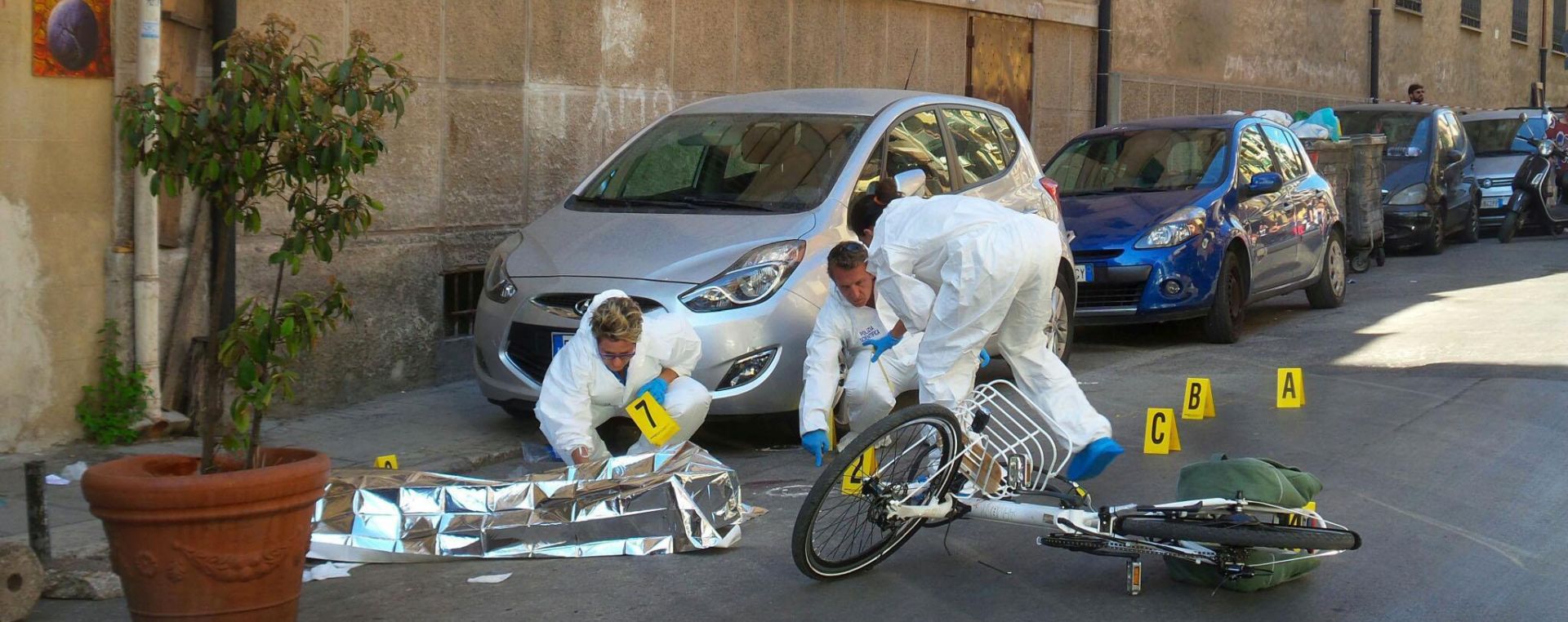 epa05980786 Police experts search for evidence at the site where the body of the mafia boss Giuseppe Dainotti, 67, lies on the ground at D'Ossuna street, in Palermo, 22 May 2017. The Mafia boss was gunned down in the streets of Palermo in the earl hours of 22 May. Giuseppe Dainotti, 67, was shot in the head by two killers while riding his bike, police said. Dainotti was released from jail in 2014, they said.  EPA/MICHELE NACCARI