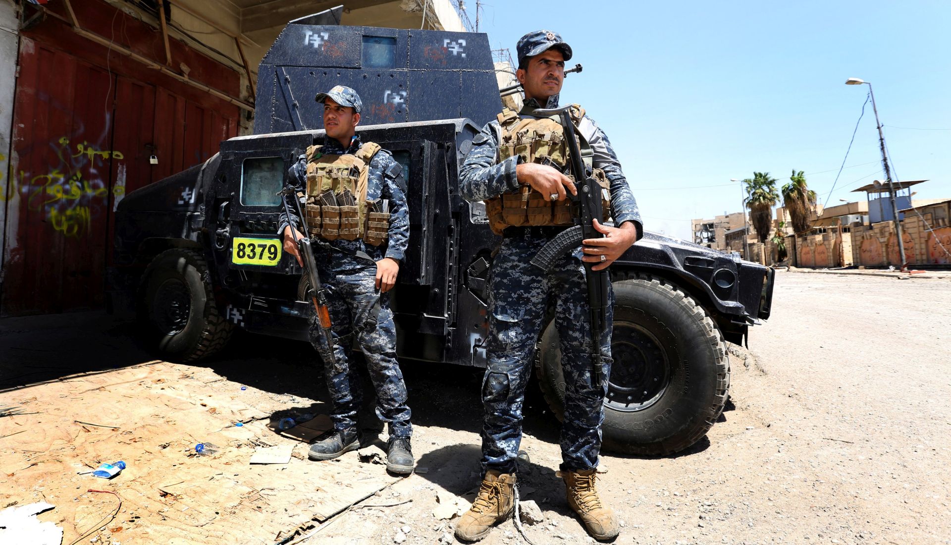 epa05986381 Members of Iraqi federal police force take position in front of an Islamic State militants' position during a battle at Dawasa district in the center of western Mosul city, Iraq, 24 May 2017. The Iraqi forces will launch a new operation to retake the old city area which still under IS control, in the center of the western side of Mosul, after surrounding the area from all sides. Thousands of people flee the city every day towards refugee camps due to the fighting.  EPA/AHMED JALIL