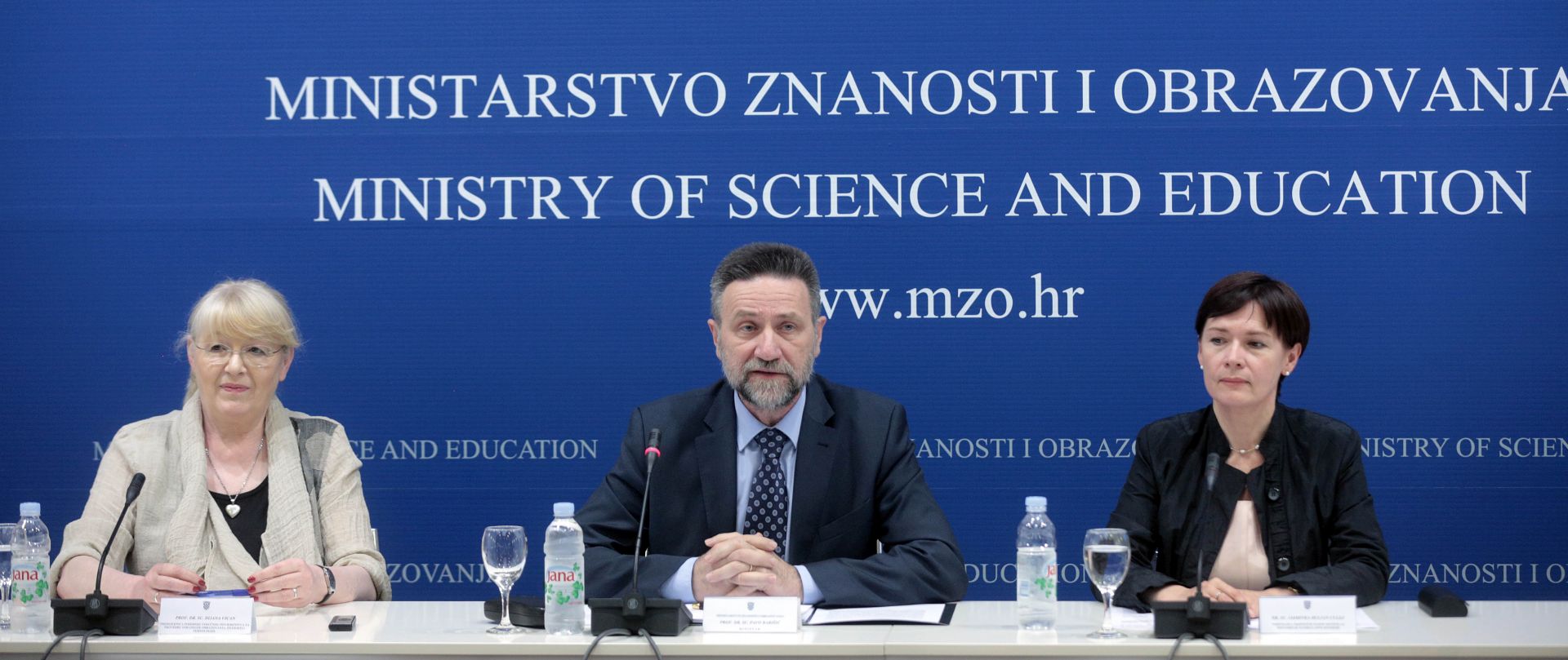 Zagreb, 24.5.2017 - Konferencija za medije u Ministarstvu znanosti i obrazovanja na temu provedbe cjelovite reforme obrazovanja. Na konferenciji su govorili prof. dr. sc. Dijana Vican (L), predsjednica Posebnoga stručnog povjerenstva za provedbu Strategije obrazovanja, znanosti i tehnologije i koordinaciju strategija i djelovanja na području obrazovanja i znanosti, dr. sc. Jasminka Buljan Culej (D), voditeljica Ekspertne radne skupine za provođenje Cjelovite kurikularne reforme i prof. dr. sc. Pavo Barišić (S), ministar znanosti i obrazovanja.
Foto HINA/ Dario GRZELJ/ dag