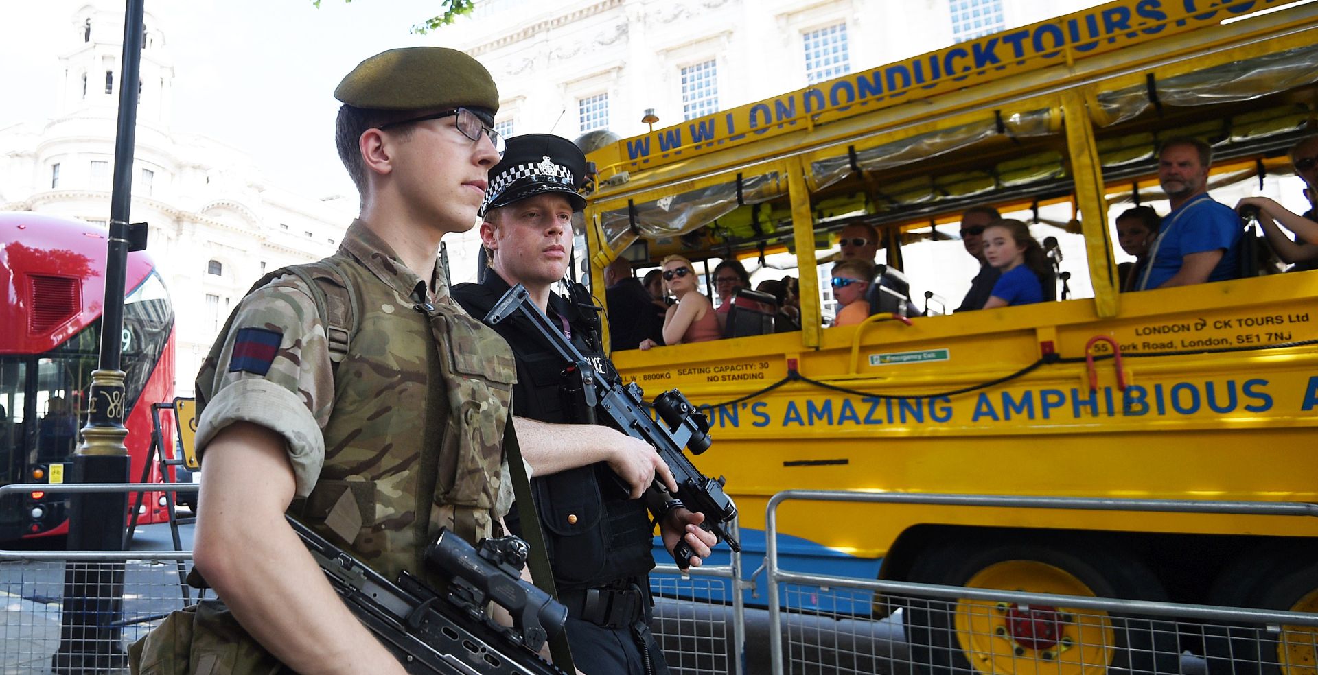 epa05989276 British Army soldiers and police on guard near the Houses of Parliament of  London, Britain on 25 May 2017. A suicide bombing at Manchester Arena on 22 May killed 22 and injured dozens after a music concert, in what police are treating as a terror attack.  EPA/FACUNDO ARRIZABALAGA
