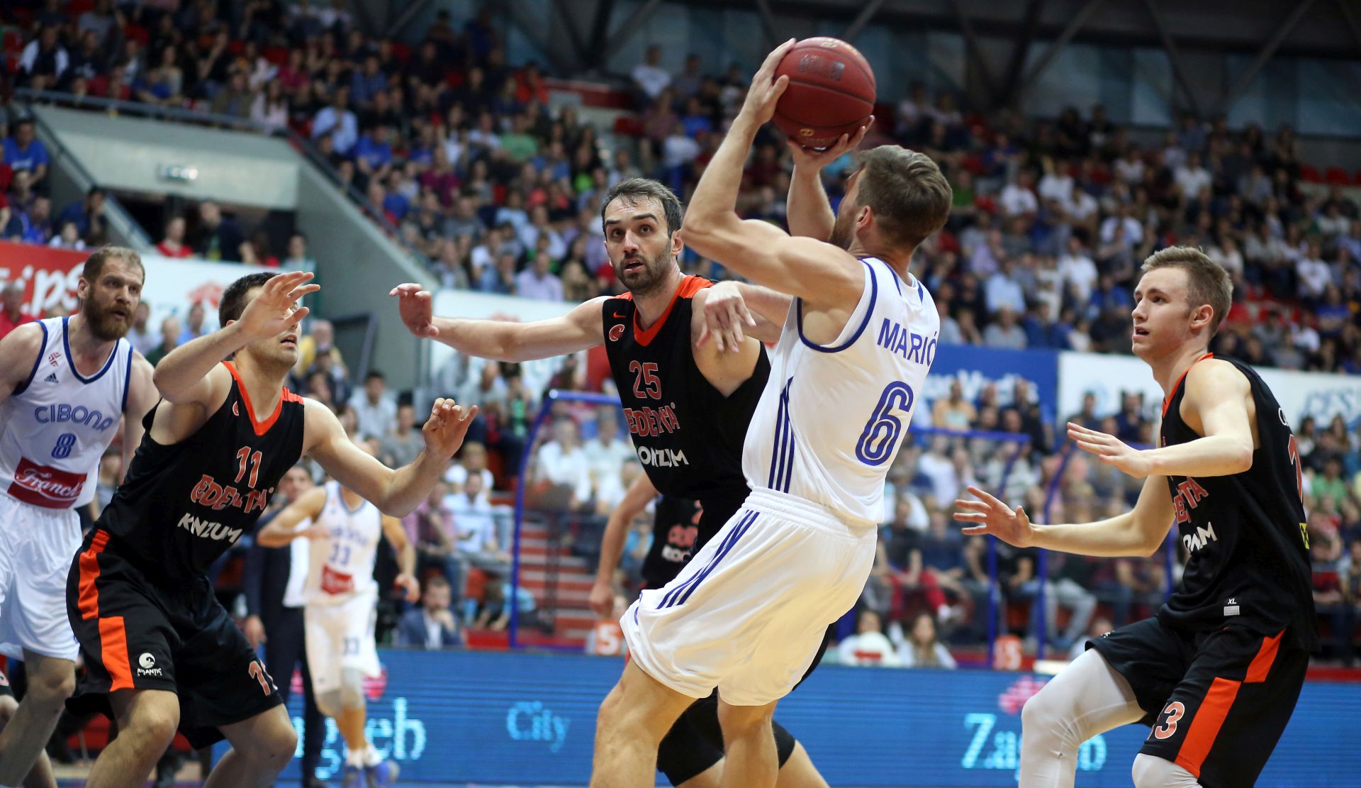 Zagreb, 25.05.2017 -Treæa finalna utakmica za naslov koarkakog prvaka Hrvatske Cibona - Cedevita. Na fotografiji Mirza Begiæ, Petar Mariæ, Danan Musa.
foto HINA / Denis CERIÆ /dc