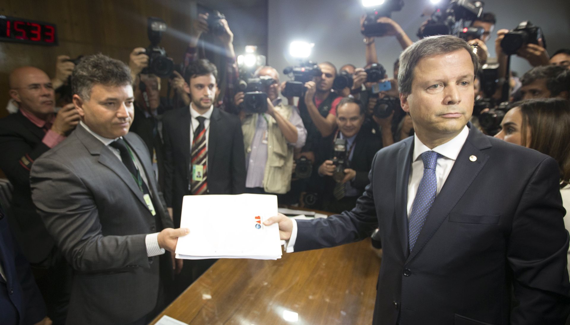 epa05990422 President of the Brazilian Lawyers College (OAB), Claudio Lamachia (R), delivers to the Brazilian Chamber of Deputies the official request of an impeachment process against Brazilian President, Michel Temer, for corruption, in Brasilia, Brazil, 25 May 2017.  EPA/Joedson Alves