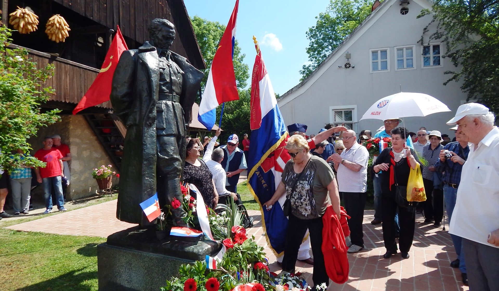 Kumrovec, 27.5.2017 - Vie od est tisuæa poklonika lika i djela Josipa Broza Tita okupilo se u subotu u Kumrovcu na obiljeavanju njegovog 125. roðendana. 
foto HINA/ Sinia KALAJDIJA/ ua