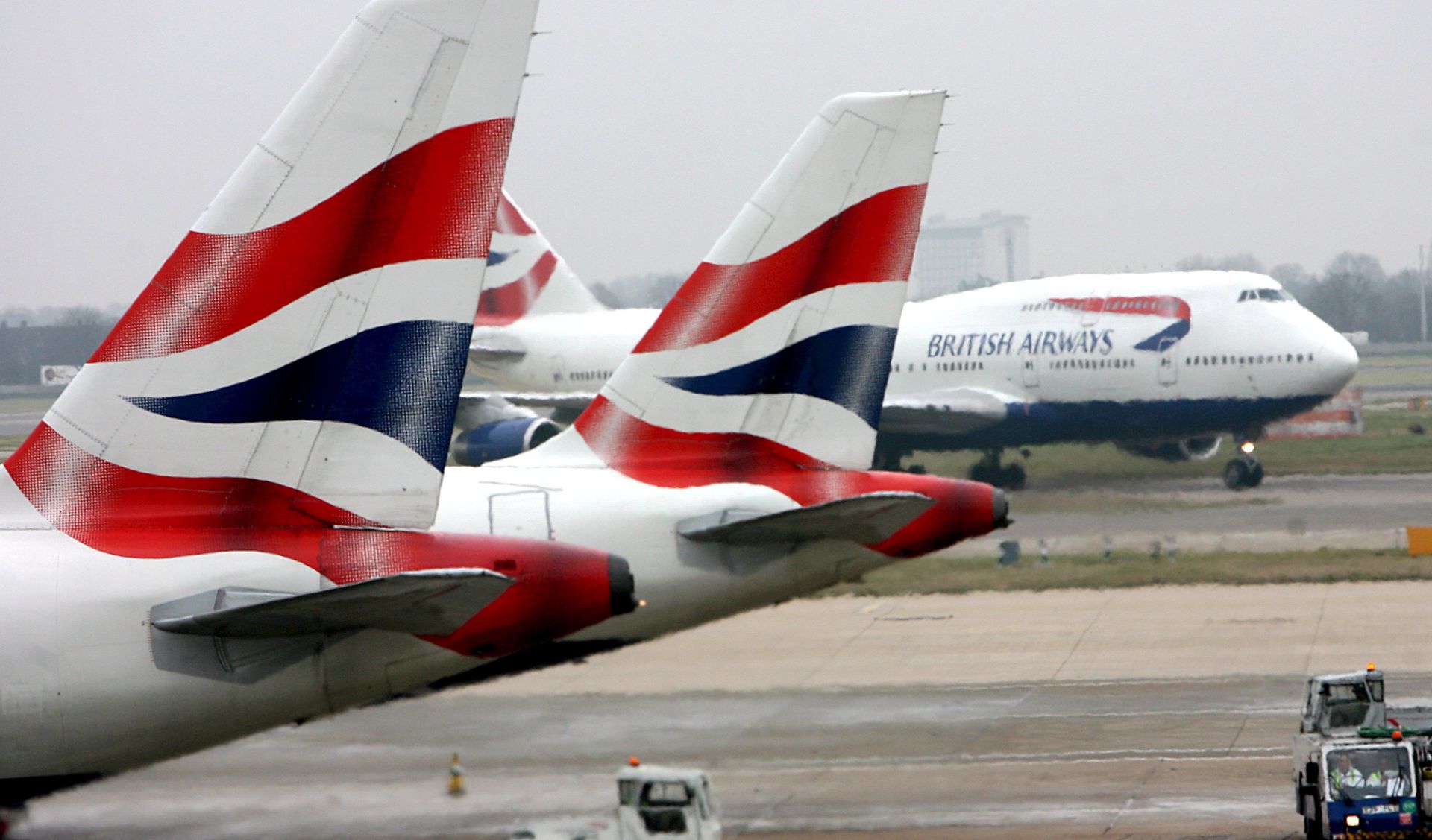 epa05993081 (FILE) British Airways aircraft at Heathrow Airport in London, Britain 13 November 2009. British Airways has cancelled all flights from London's Heathrow and Gatwick airports due to a major IT failure that is causing “very severe disruption” to its global operations, it was announced 27 May 2017. Flights around the world were seriously delayed after a computer outage struck.  EPA/ANDY RAIN