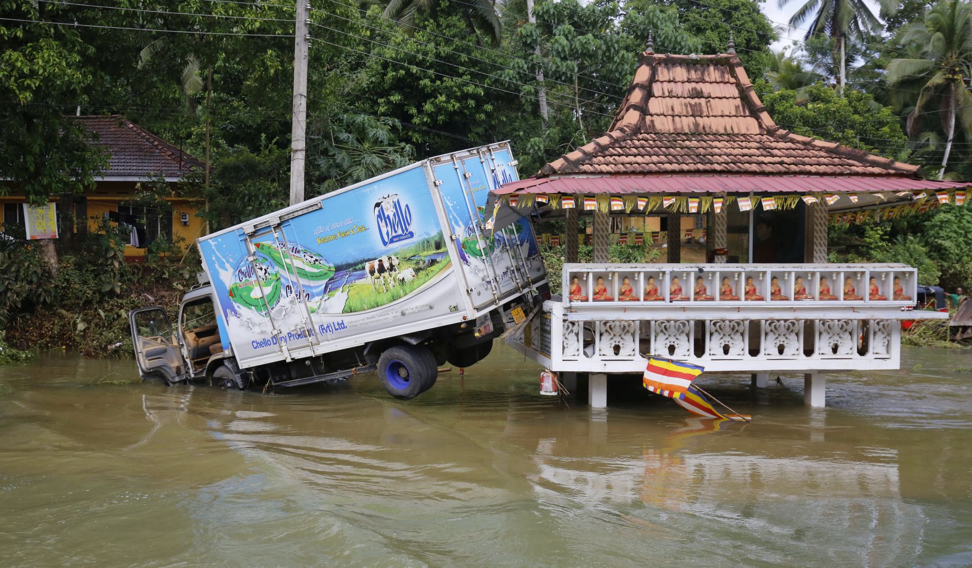 epa05994733 A truck is stuck next to a structure in flood waters at Athwelthote in Baduraliya, some 98 kilometers from Colombo, Sri Lanka, 28 May 2017. Following a prolonged drought Sri Lanka has been hit with the monsoonal rains for the past few days causing heavy flooding and landslides in several parts of the island including its capital Colombo. The government's Disaster Management Centre confirmed that 100 deaths have been reported while 99 are missing and over 53,000 have been displaced.  EPA/M.A.PUSHPA KUMARA