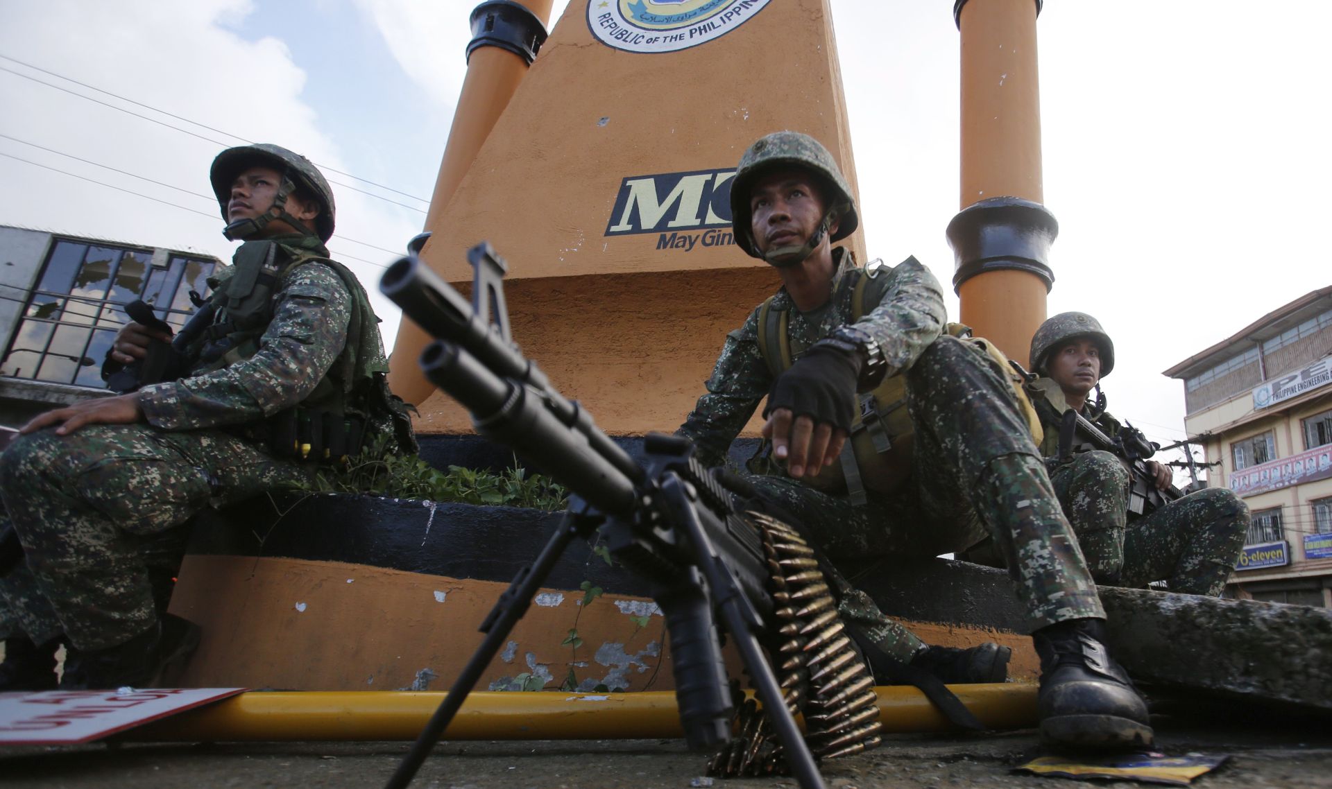 epa05994937 Filipino soldiers on duty during the fifth day of continued fighting between Islamist militants and government forces, Marawi city, Mindanao island, southern Philippines, 28 May 2017. According to media reports, several foreigners are fighting alongside a local rebel group who laid siege to the Philippines' southern city of Marawi, on the island of Mindanao, a top official said. More than 40 people have already been killed in the ongoing clashes, including 31 militants, around 2,040 families in different evacuation centers were forced to flee the city of Marawi. The Marawi attack led Filipino President Rodrigo Duterte to impose martial law on the island on 23 May 2017.  EPA/FRANCIS R. MALASIG