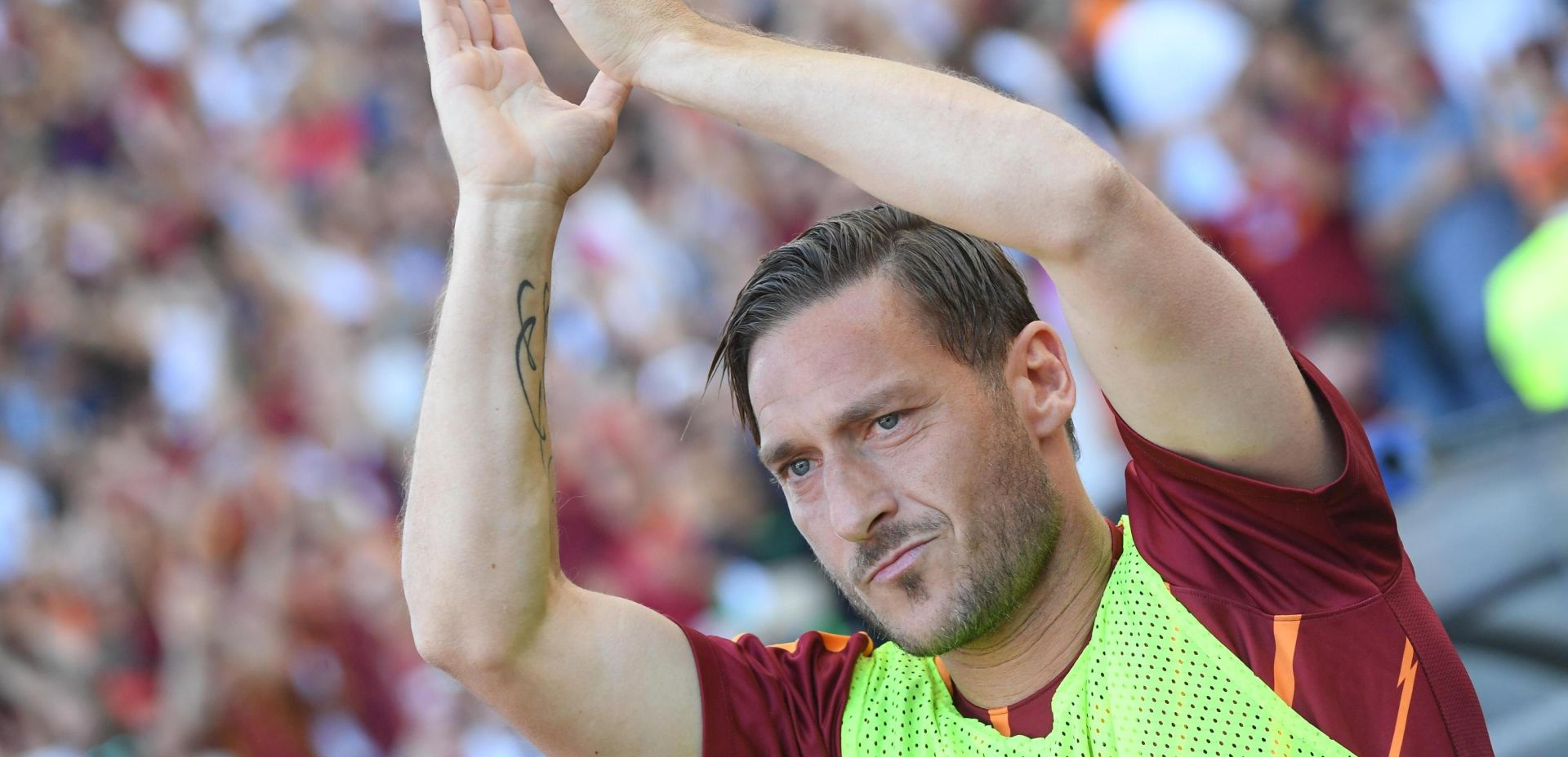 epa05995862 Francesco Totti greets supporters during his last soccer match for the Italian Serie A between AS Roma vs Genoa CFC at Olimpico stadium in Rome, Italy, 28 May 2017.  EPA/CLAUDIO PERI