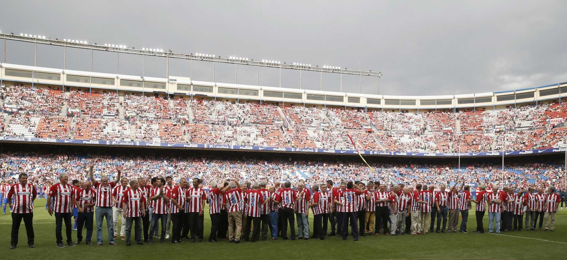 epa05995891 Former Atletico de Madrid players are seen before the start of the legends match held at Vicente Calderon Stadium in Madrid, Spain, in which Atletico de Madrid FC will say goodbye to their stadium. The club will move to the new stadium Wanda Metropolitano on the outskirts of the city next season leaving the Vicente Calderon stadium that was inaugurated back in 1966.  EPA/MARISCAL
