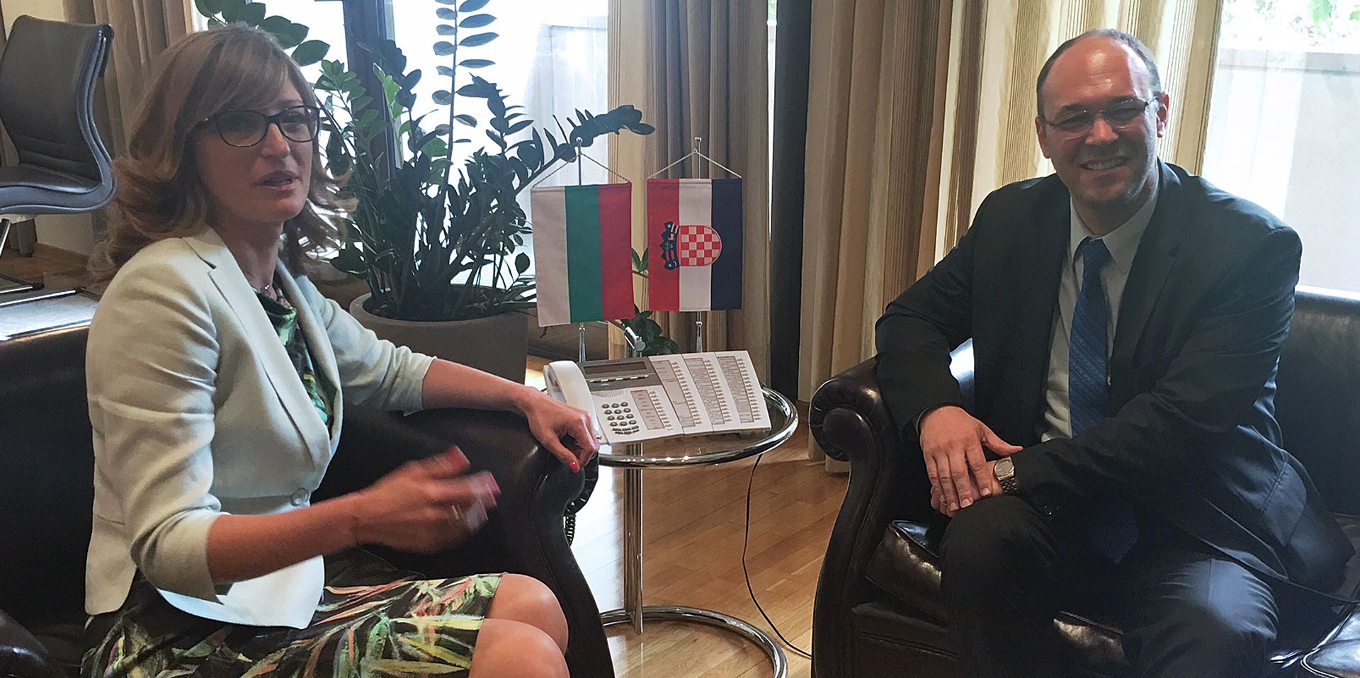 Sofija, 29.5.2017 - Potpredsjednik vlade i ministar vanjskih i europskih poslova Davor Ivo Stier prvoga dana slubenog posjeta Bugarskoj sastao se s potpredsjednicom vlade za reformu pravosuða i ministricom vanjskih poslova Bugarske Ekaterinom Zaharievom. Na slici Ekaterina Zaharieva i Davor Ivo Stier.
foto HINA/ MVEP/ ua
