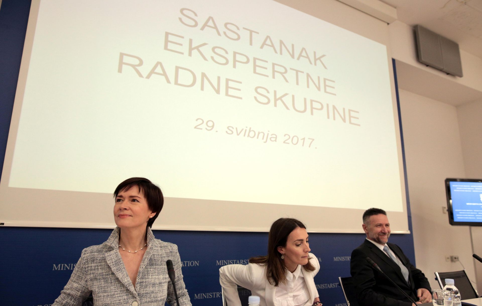 Zagreb, 29.5.2017 - Konferencija za medije Ministarstva znanosti i obrazovanja- Ekspertna radna skupina za provođenje kurikularne reforme. Na slici voditeljica ekspertne radne skupine za provođenje kurikularne reforme Jasminka Buljan Culej, pomoćnica ministra Sanja Putica i ministar Pavo Barišić.
Foto HINA/ Dario GRZELJ/ dag
