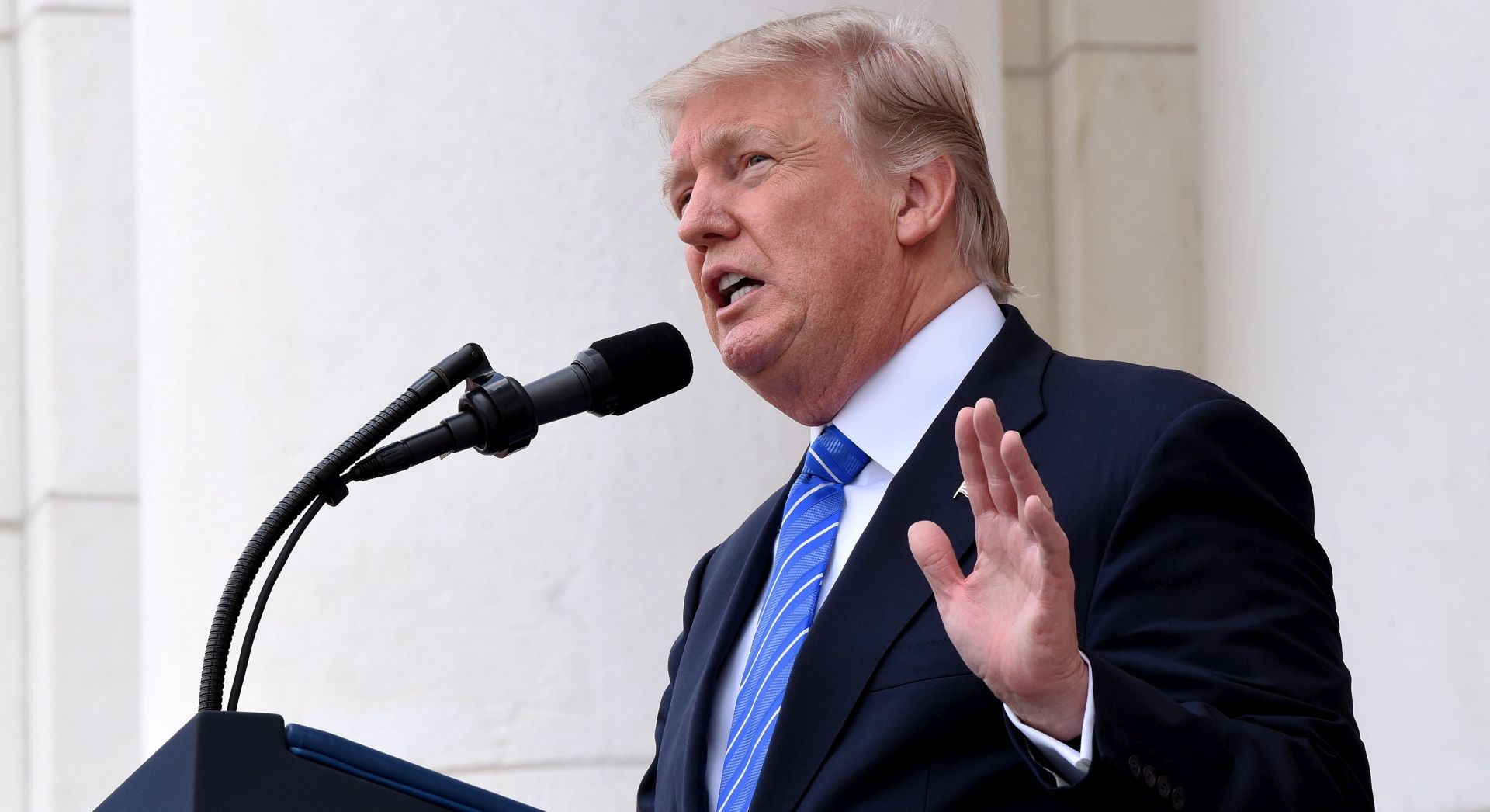 epa05997703 US President Donald J. Trump speaks at a wreath-laying ceremony at the Tomb of the Unknown Soldier at Arlington National Cemetery on Memorial Day, in Arlington, Virginia, USA, 29 May 2017. Memorial Day is observed on the last Monday of May and commemorates all men and women who have died in military service for the United States.  EPA/Olivier Douliery / POOL