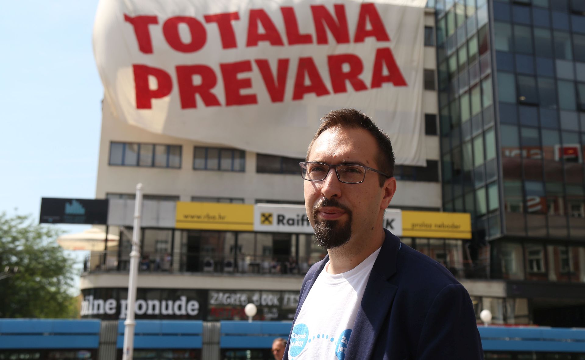 Zagreb, 30.05.2017 - Konferencija za medije platforme Zagreb je NA! i koalicijskih partnera Nova ljevica, ORaH i Za grad na kojoj su objavili svoj stav vezano za drugi krug izbora za gradonaèelnika/cu Grada Zagreba. Na konferenciji se medijima ispred platforme Zagreb je NA! obratio Tomislav Tomaeviæ. Prije konferencije aktivisti su izvjesili plakat platforme.
foto HINA / Denis CERIÆ /dc