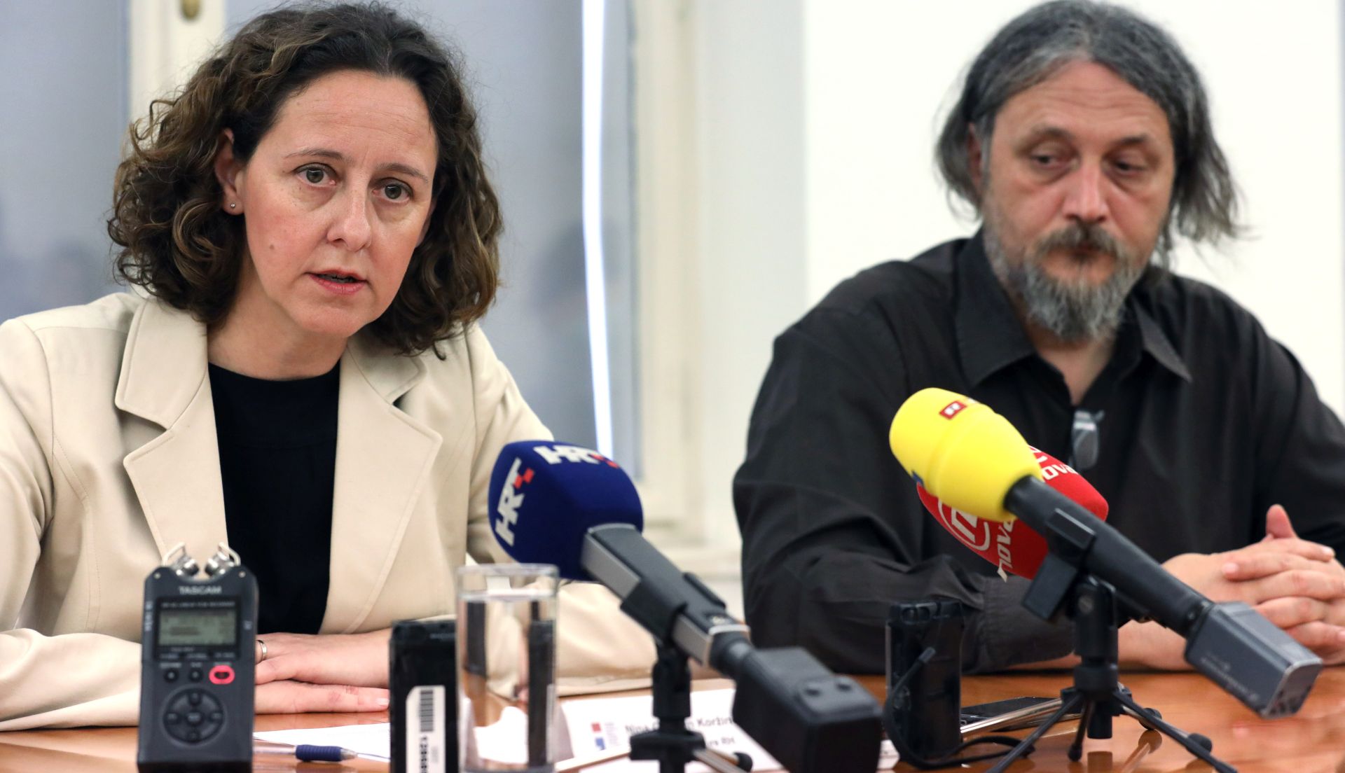 Zagreb, 30.05.2017. - Konferencija za medije u povodu odreðivanja mjera Ministarstva kulture vezanih uz sektor knjige i nakladnitva. Na fotografiji ministrica kulture Nina Obuljen Korinek, predsjednik Zajednice nakladnika i knjiara Mio Nejamiæ. foto HINA/ Lana SLIVAR DOMINIÆ/ lsd