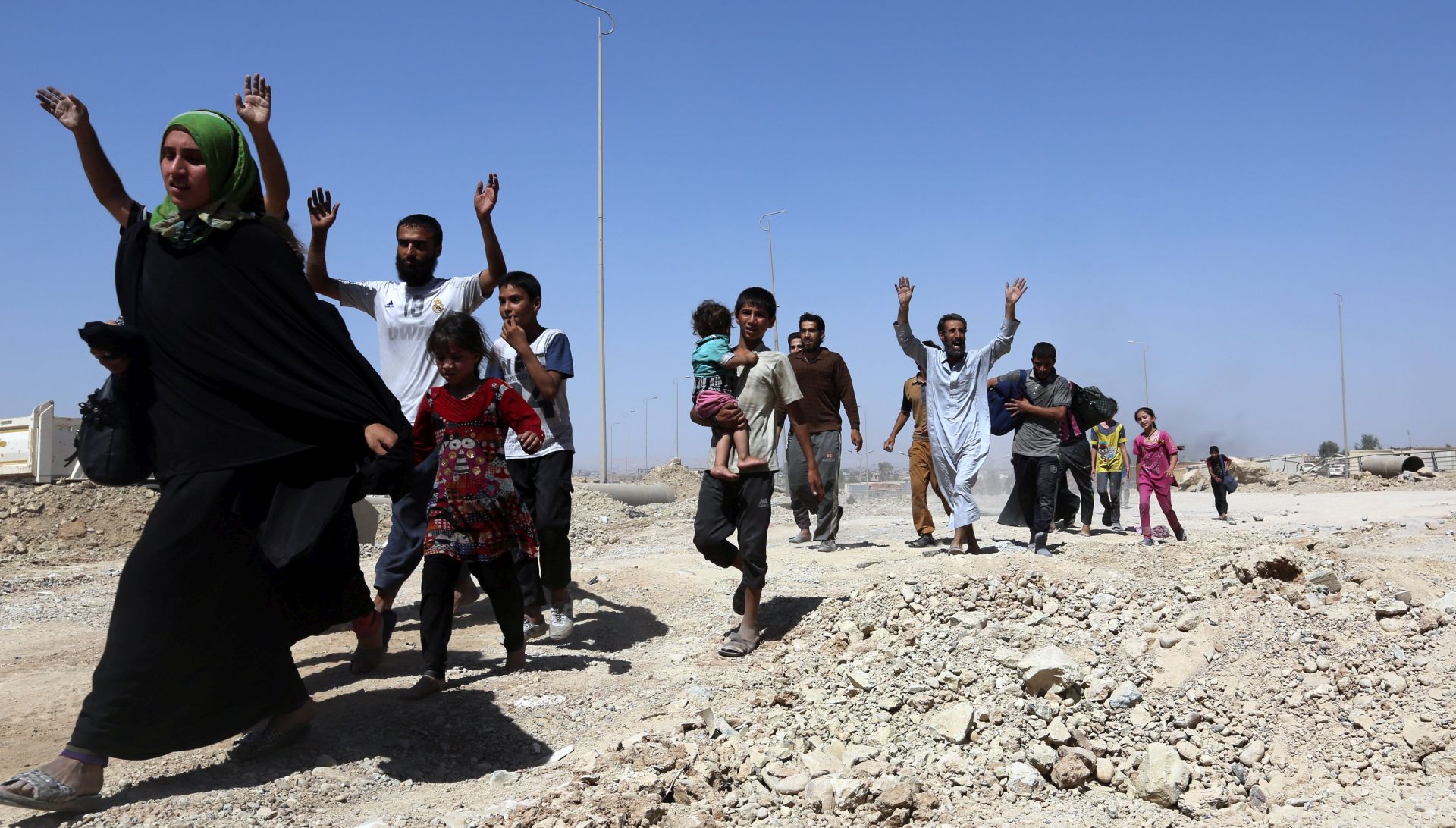 epa05999870 Iraqi displaced people arrive to the positions of Iraqi forces in Zanjili district western Mosul, north of Iraq, 30 May 2017. The Iraqi security forces launched a big offensive to retake the control of last four districts that are still under the control of Islamic State (IS) group in the west side of Mosul city, while thousands of civilians have fled in the past two days from west of Mosul due to the fighting.  EPA/AHMED JALIL