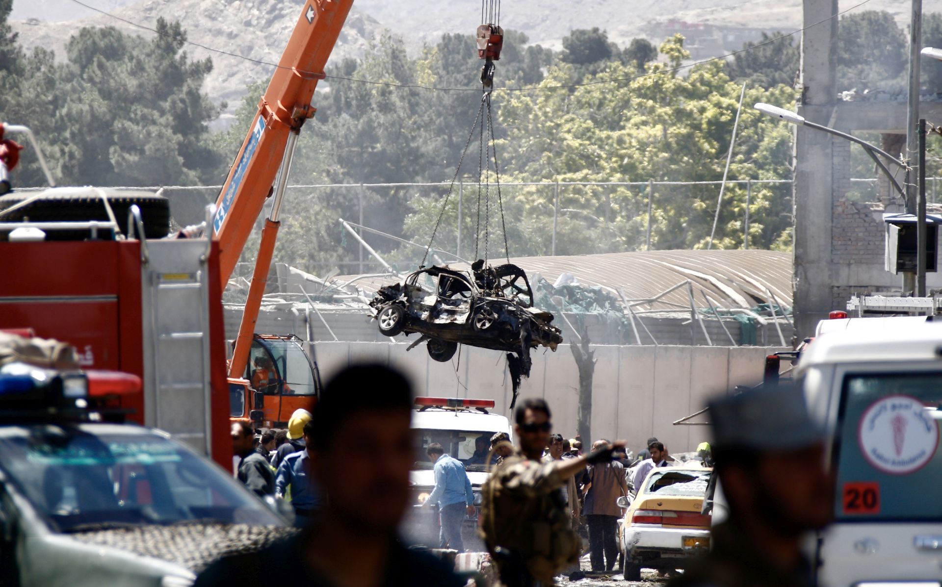 epa06000579 A damaged vehicle is removed from the scene of a suicide bomb attack in Kabul, Afghanistan, 31 May 2017. According to media reports quoting latest figures given by public health officials, at least 15 people were killed and over 300 were injured in suicide bomb attack near Kabul's diplomatic and government district on 31 May. The number of casualties is expected to rise, media added.  EPA/HEDAYATULLAH AMID
