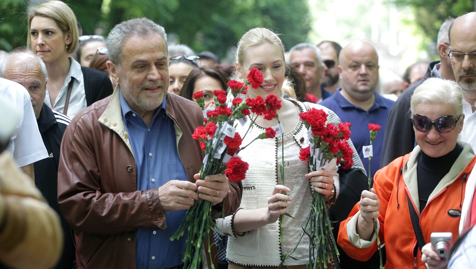 01.05.2017., Zagreb - U parku Maksimir tradicionalno je proslavljen Medjunarodni praznik rada, a prilikom dolaska na proslavu gadonacelnik Milan Badic okupljenima je podijelio crvene karanfile. 
Photo: Zarko Basic/PIXSELL