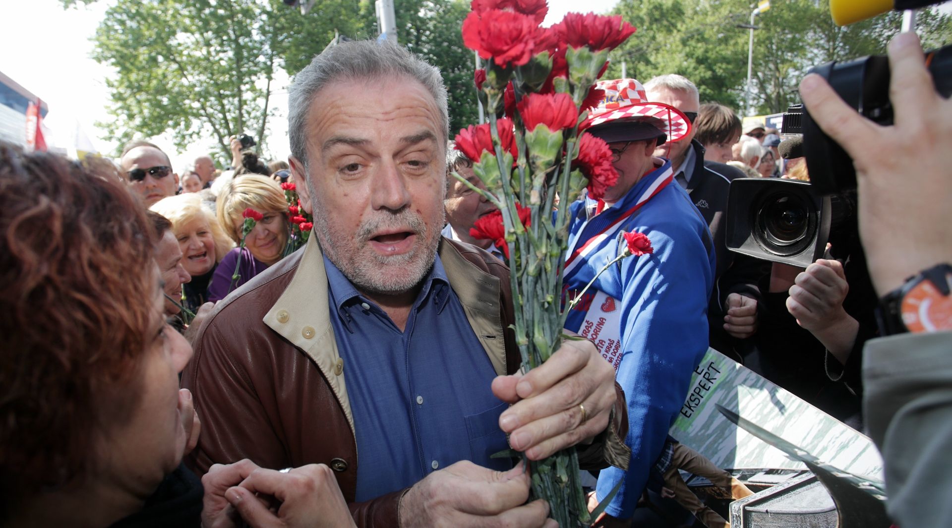01.05.2017., Zagreb - U parku Maksimir tradicionalno je proslavljen Medjunarodni praznik rada, a prilikom dolaska na proslavu gadonacelnik Milan Badic okupljenima je podijelio crvene karanfile. 
Photo: Zarko Basic/PIXSELL