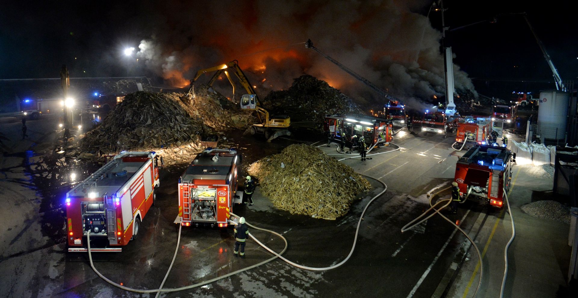 01.05.2017., Zagreb - Unutar pogona C.I.O.S.-a na Jankomiru izbio je veliki pozar, a gusti dim nadvio se nad zapadnim dijelom Zagreba. Vatrogasci su na terenu. 
Photo: Marko Lukunic/PIXSELL