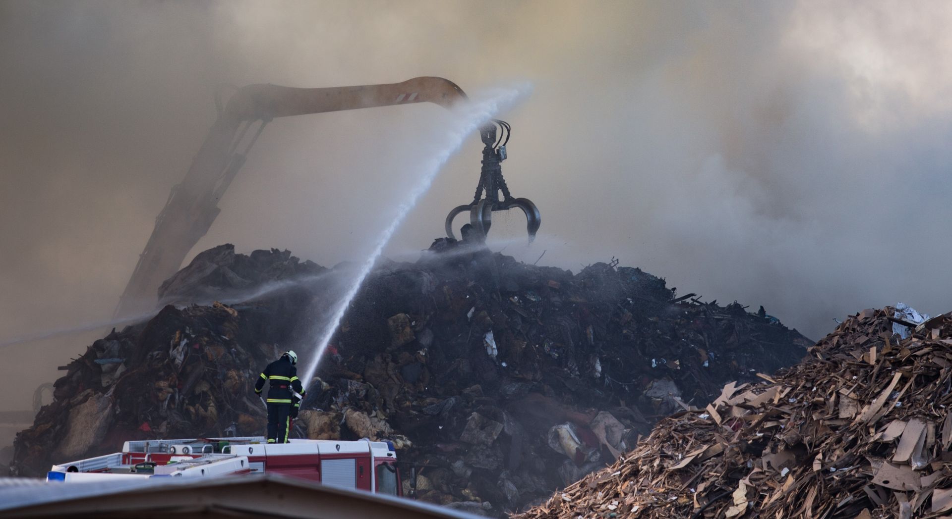 02.05.2017., Zagreb - Pozar koji je izbio u C.I.O.S.-u stavljen je pod kontrolu oko 2 sata ujutro. Vatrogasci rahle pozariste i zalijevaju opozareni materijal.
Photo: Davor Puklavec/PIXSELL