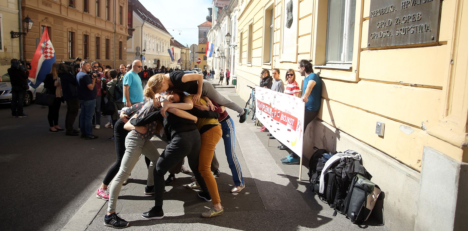 02.05.2017., Zagreb - Ispred Gradske skupstine zapocela je 24-satna neprekidna protestna akcija Tjelovanje tijekom koje ce se plesati za drustveno odgovorniji Zagrebacki plesni centar i za drustveno odgovornije upravljanje javnim resursima Grada Zagreba. 
Photo: Goran Stanzl/PIXSELL
