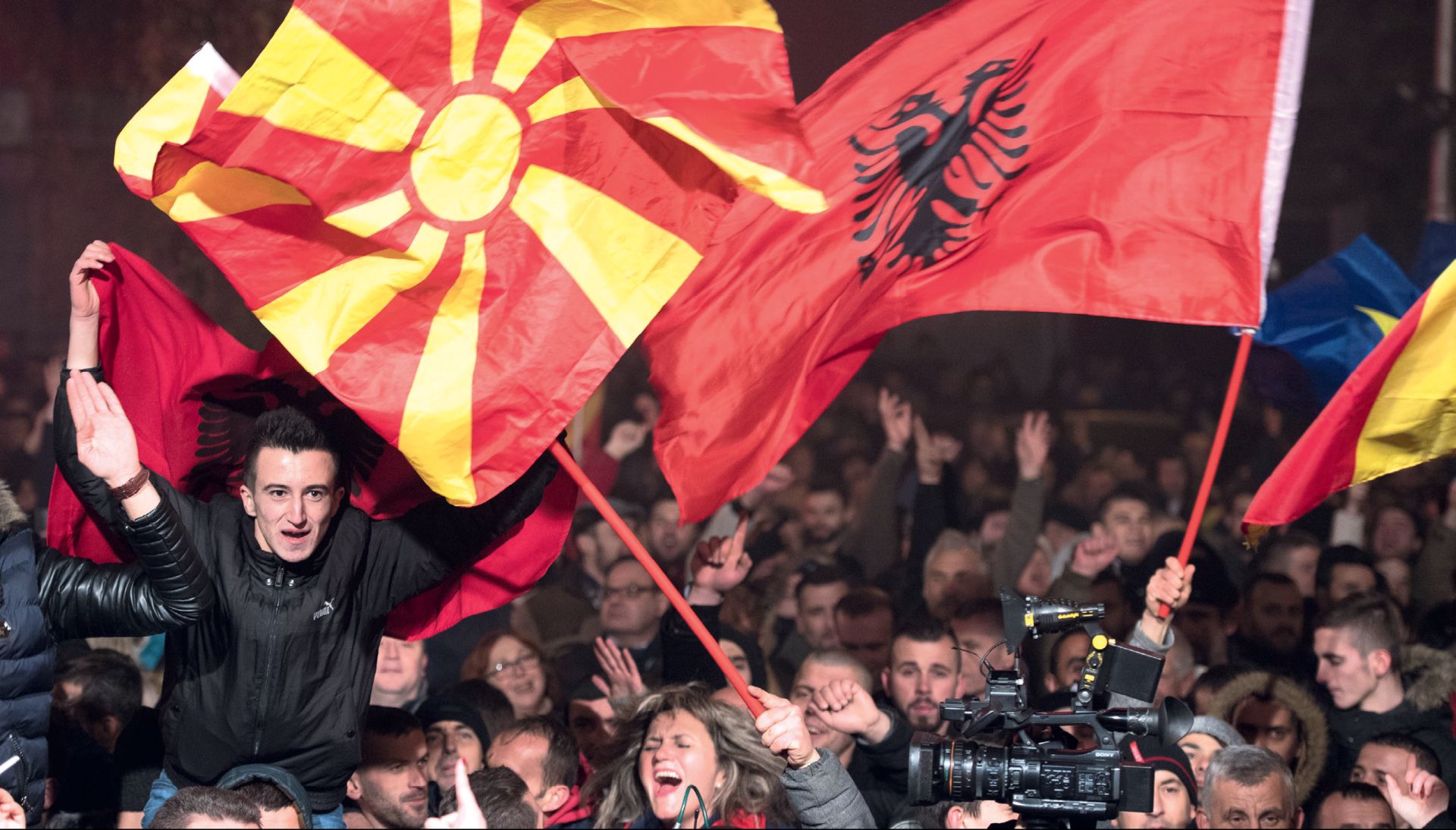 OPIS
11.12.2016., Skoplje, Makedonija - Konzervativna stranka VMRO-DPMNE objavila je pobjedu u vecim mjestima i gradovima Makedonije na izvanrednim parlamentarnim izborima. Istovremeno, ispred Vlade Makedonije okupile su se pristase opozicijskog SDSM-a kako bi proslavile izbornu pobjedu, koja jos nije potvrdjena. Photo: Srdjan Ilic/PIXSELL